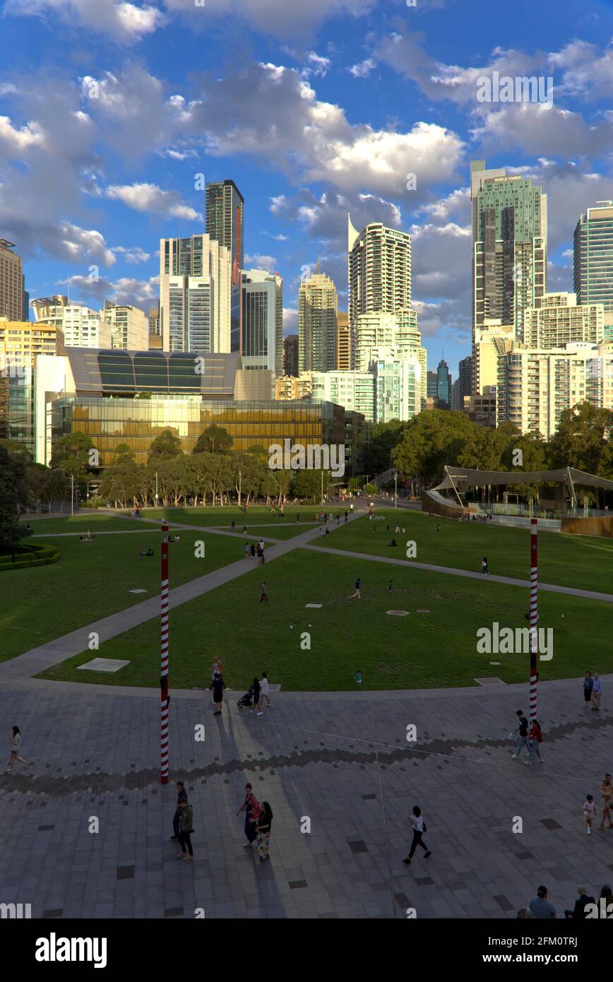Sonnenuntergang über den Menschen, die die Freiflächen des Tumbalong Park genießen Darling Harbour Sydney Australien Stockfoto