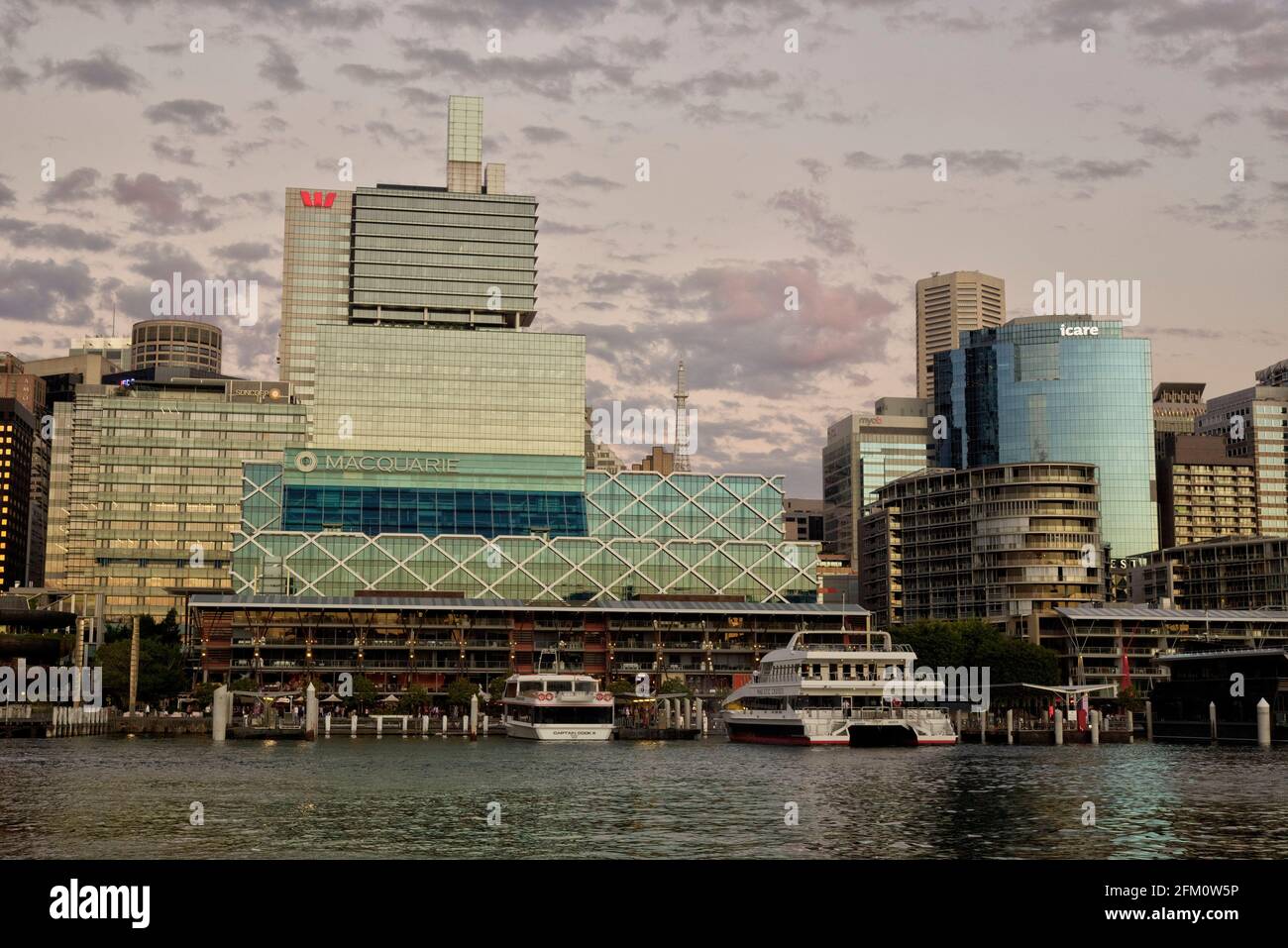 Sonnenuntergang über der One Shelly Street, dem Hauptsitz der Macquarie Bank, Kings Wharf am Darling Harbour, Sydney, Australien. Stockfoto