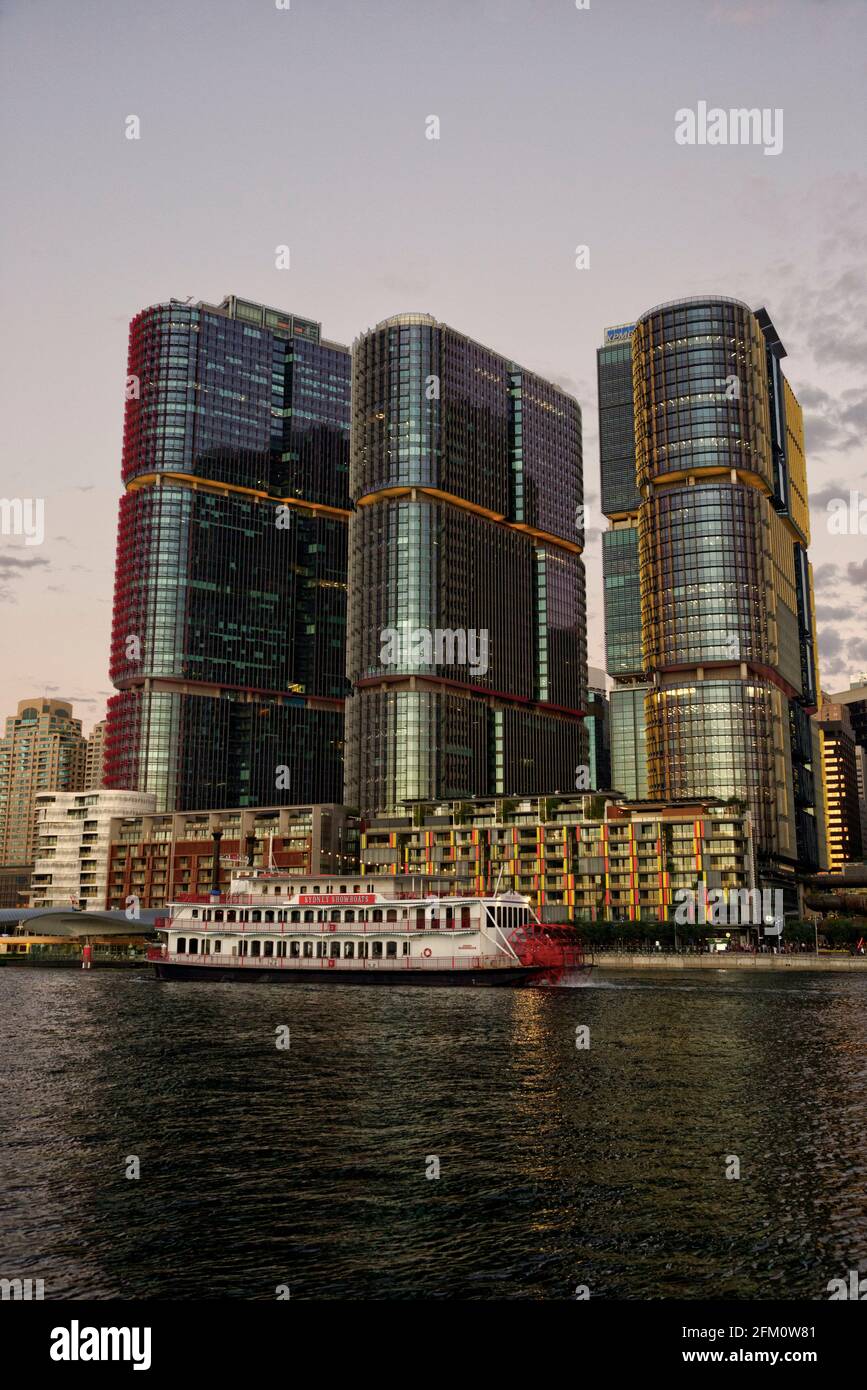 Showboat an den drei Büro- und Wohngebäuden des International Tower vorbei Lining Darling Harbour Sydney Australien Stockfoto
