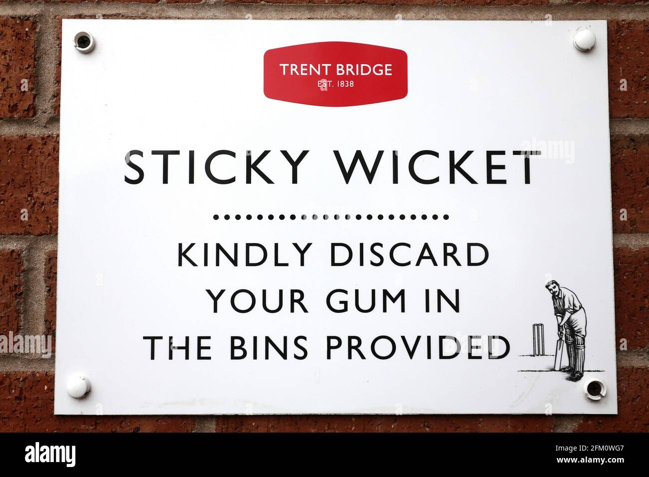 Sticky Wicket „Discard Your Gum“-Schilder während des Nottinghamshire CCC gegen Essex CCC, Specsavers County Championship Division 1 Cricket bei Trent Bridge On Stockfoto