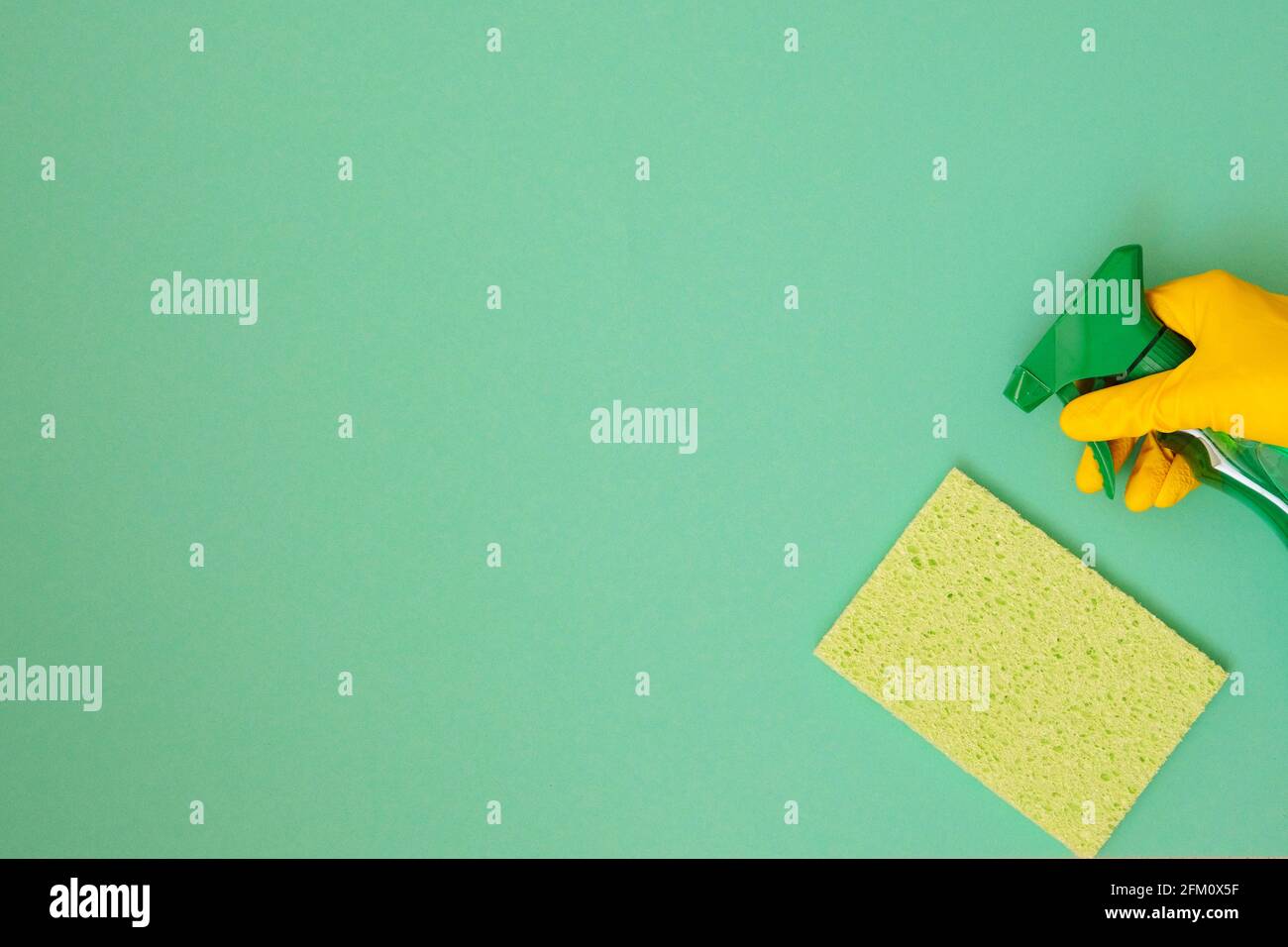 Flach liegend. Hand in gelben Gummi-Schutzhandschuh mit Lappen zu Hause, kopieren Raum. Hausarbeit und Housekeeping-Konzept. Stockfoto Flach liegend. Hand in gelben Gummi-Schutzhandschuh mit Lappen zu Hause, kopieren Raum. Hausarbeit und Housekeeping-Konzept. Stockfoto
