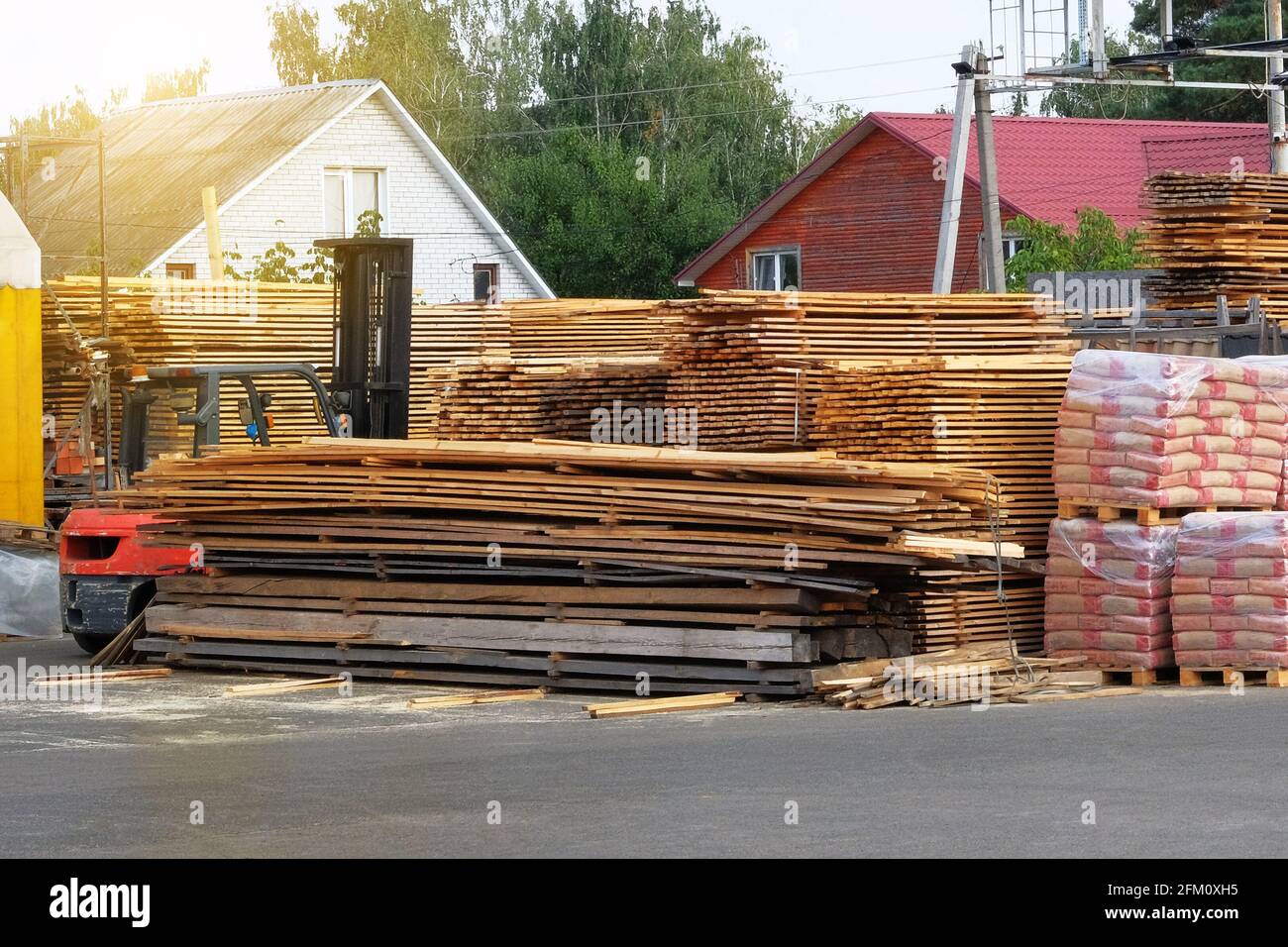 Holzbretter, Bretter für Bauarbeiten. Holzbretter für den Bau werden im Baumarkt verkauft. Stockfoto