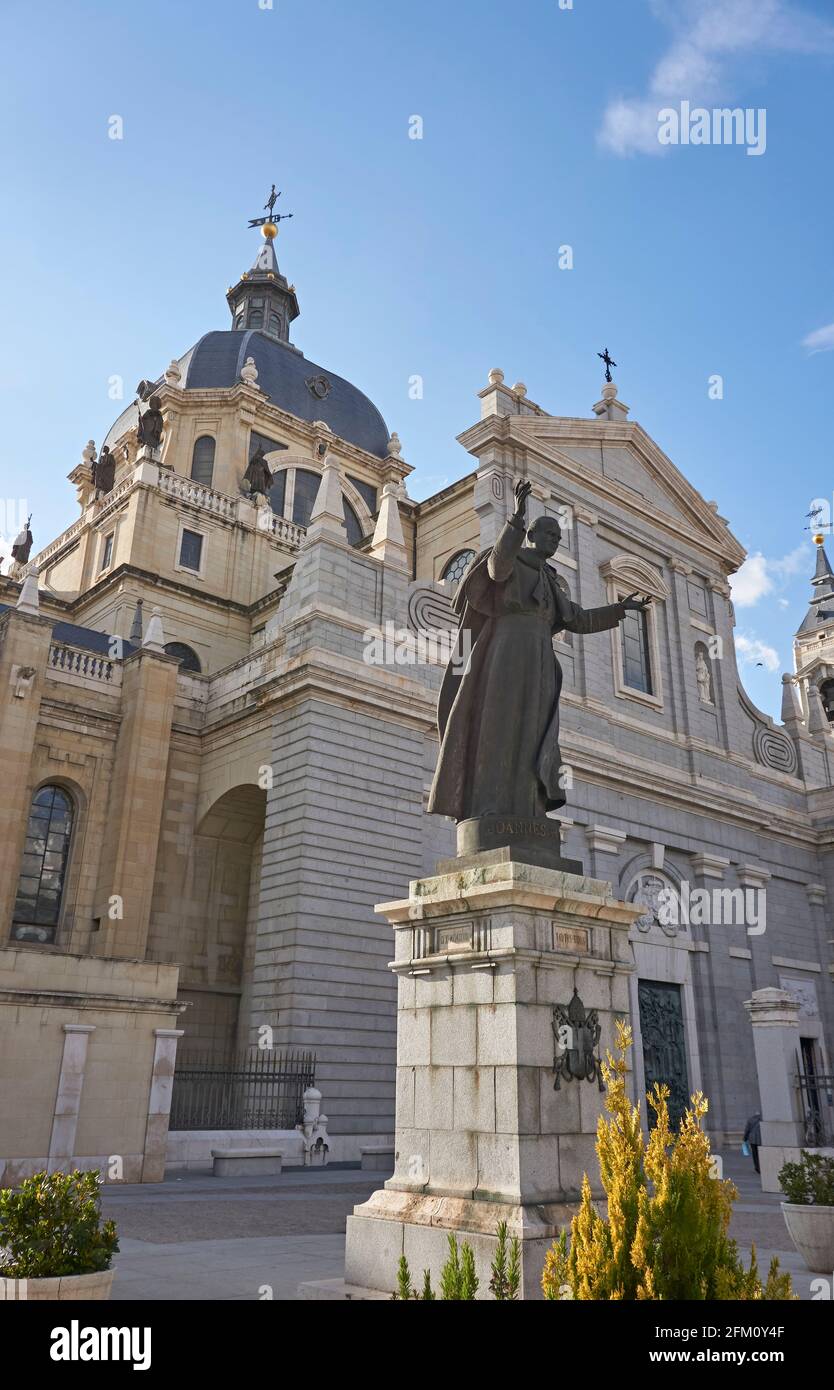 Statue des Papstes Johannes Paul II. Vor der Kathedrale von Almudena, Madrid, Spanien Stockfoto