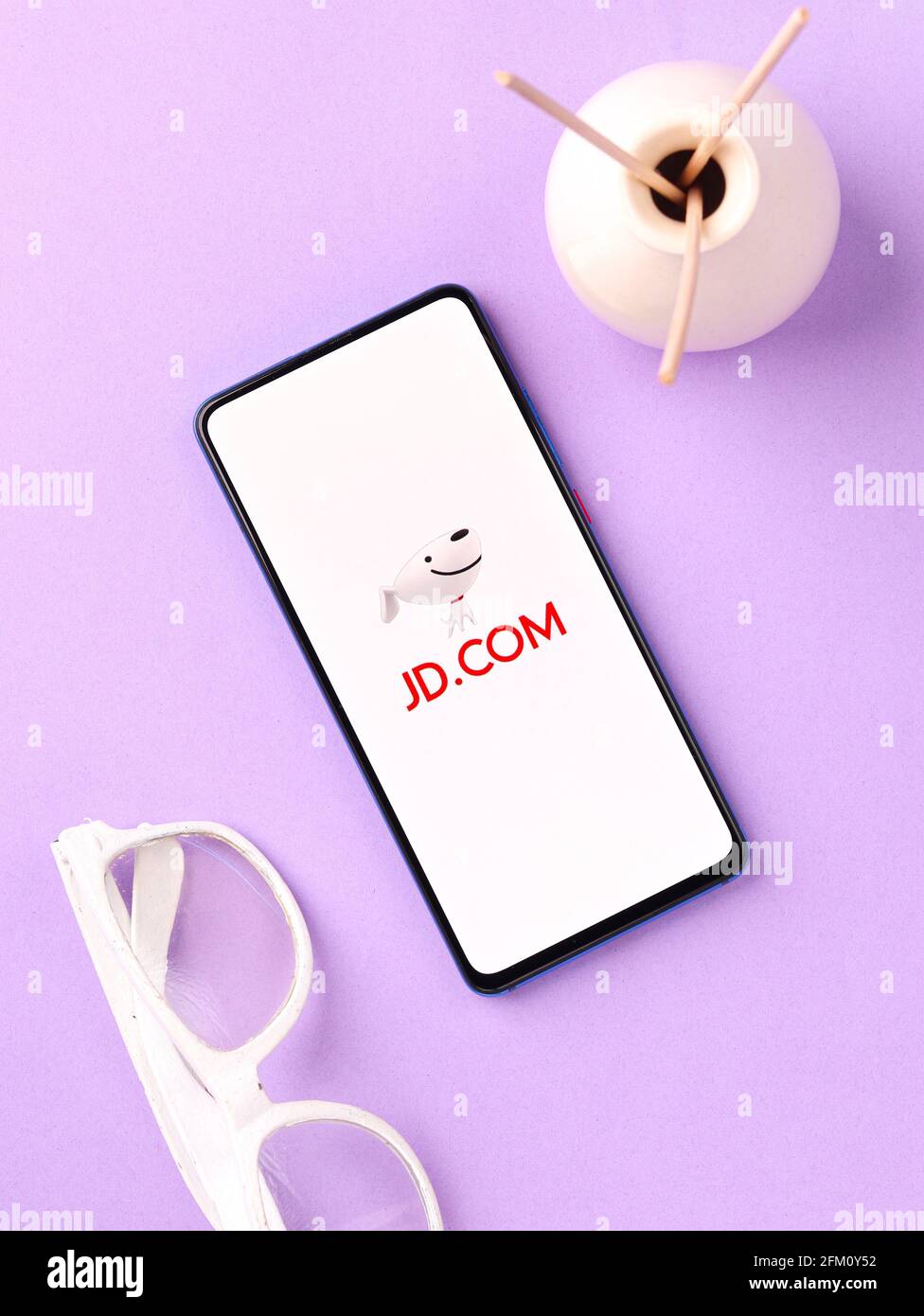Assam, indien - 04. Mai 2021 : JD.com Logo auf Telefonbildschirm Stock Bild. Stockfoto