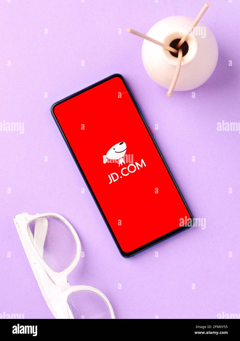 Assam, indien - 04. Mai 2021 : JD.com Logo auf Telefonbildschirm Stock Bild. Stockfoto