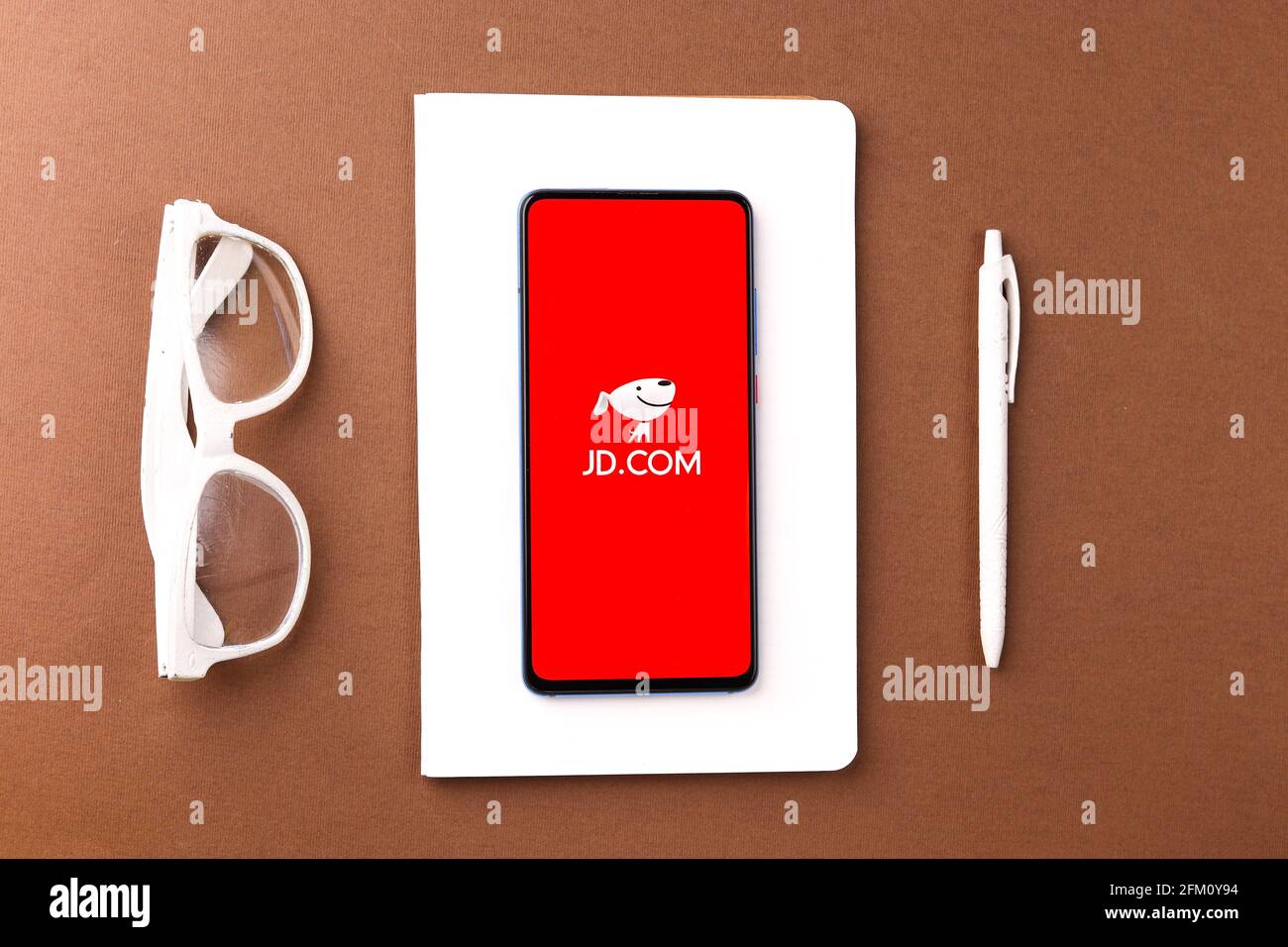Assam, indien - 04. Mai 2021 : JD.com Logo auf Telefonbildschirm Stock Bild. Stockfoto