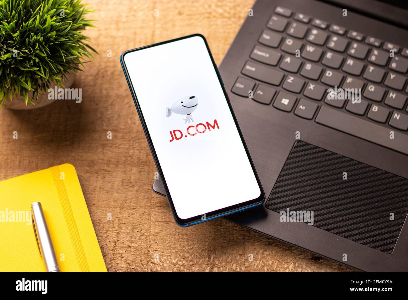 Assam, indien - 04. Mai 2021 : JD.com Logo auf Telefonbildschirm Stock Bild. Stockfoto