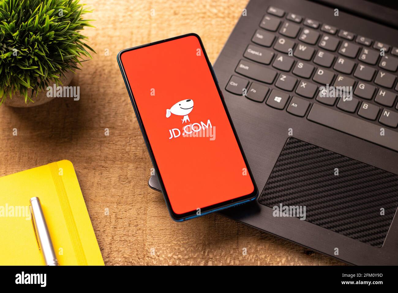 Assam, indien - 04. Mai 2021 : JD.com Logo auf Telefonbildschirm Stock Bild. Stockfoto