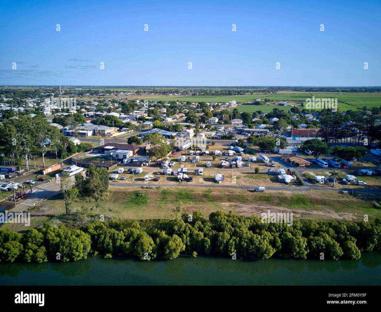 Luftaufnahme des Riverdale Caravan Park am Ufer des Burnett River Bundaberg Queensland Australien Stockfoto
