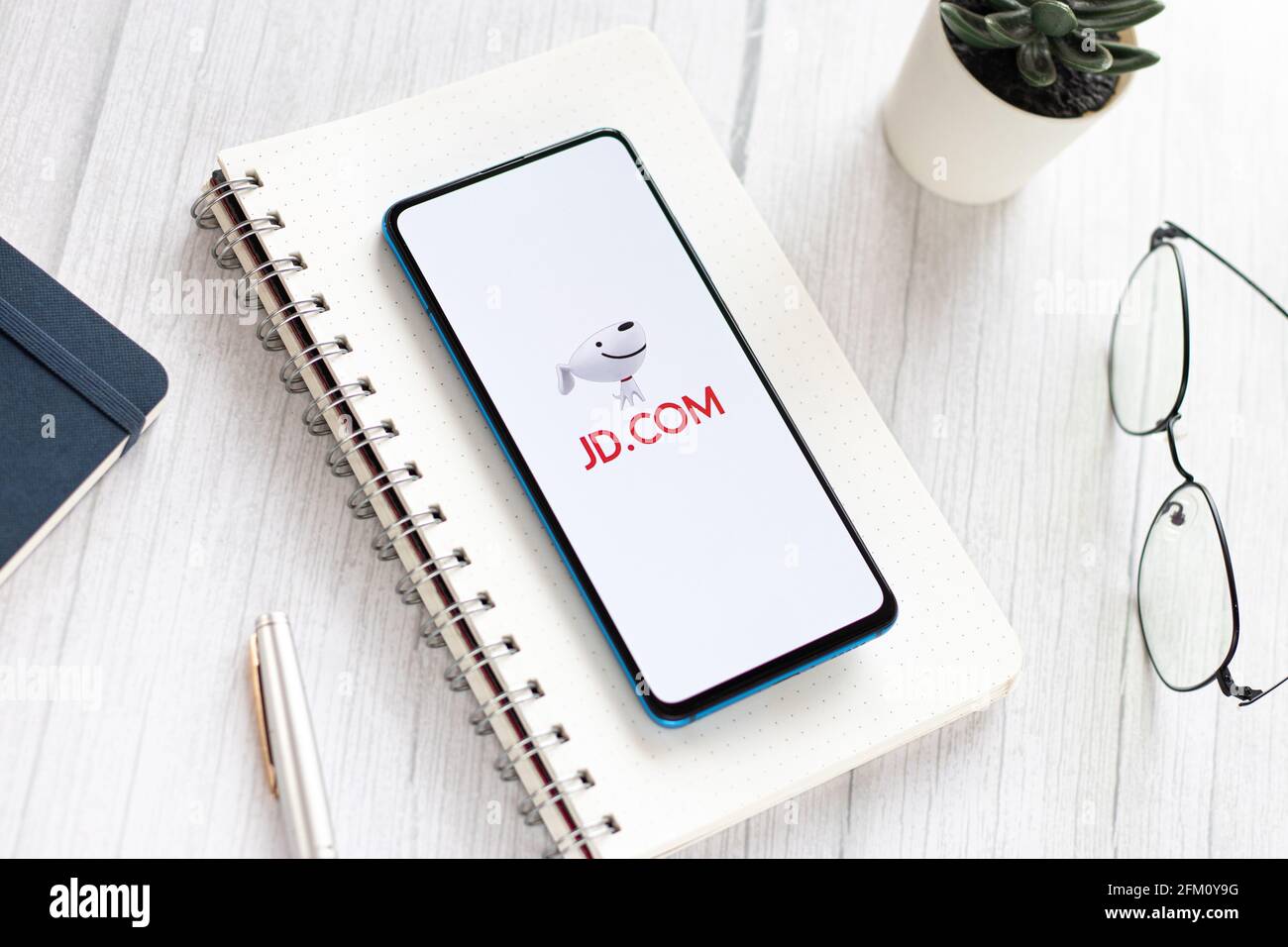 Assam, indien - 04. Mai 2021 : JD.com Logo auf Telefonbildschirm Stock Bild. Stockfoto