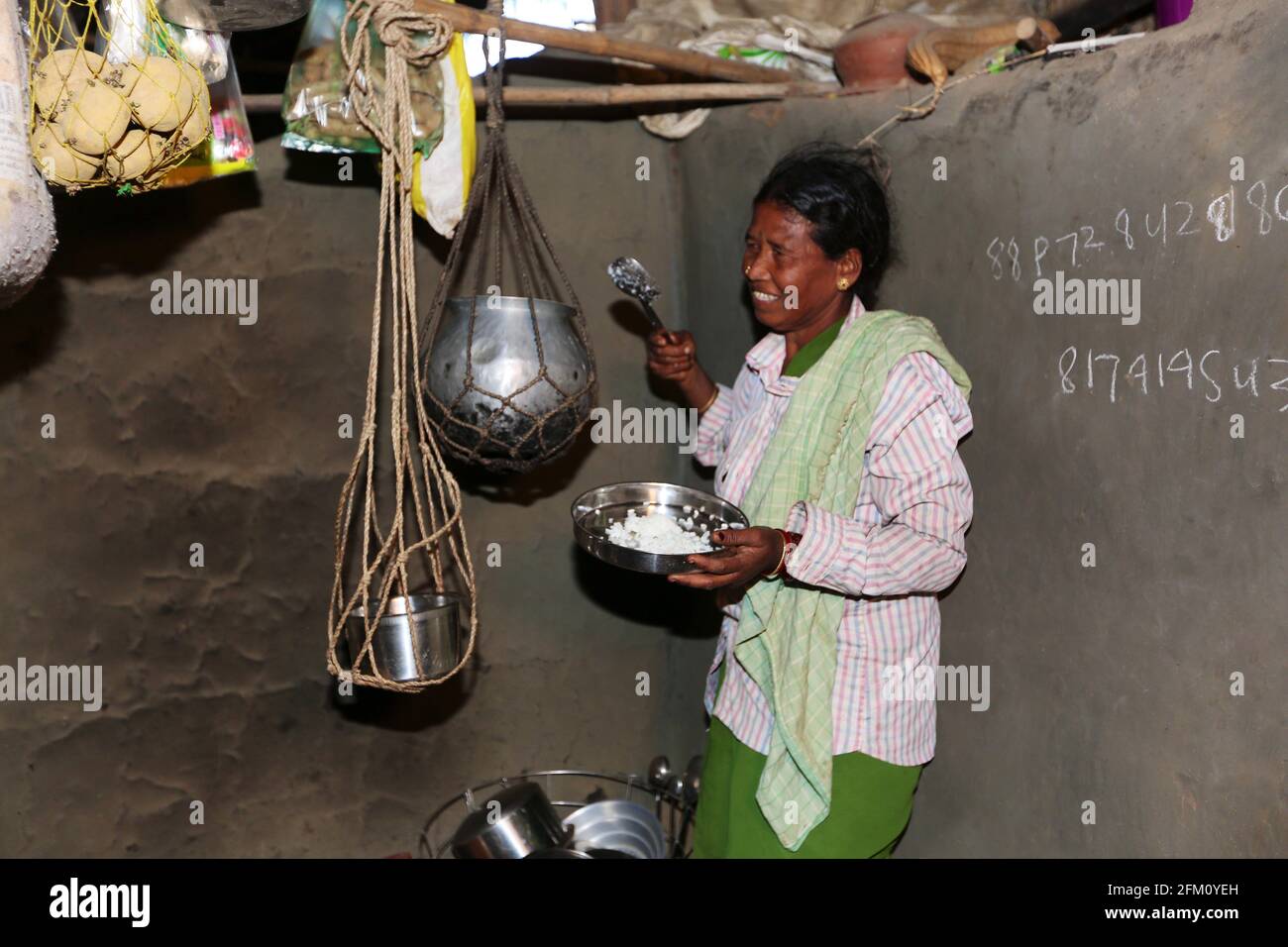 Stammesfrau beschäftigt in ihrem Haushalt Aktivitäten in Chilakalavalasa Dorf, Andhra Pradesh, Indien. GUTOB-GADABA-STAMM Stockfoto