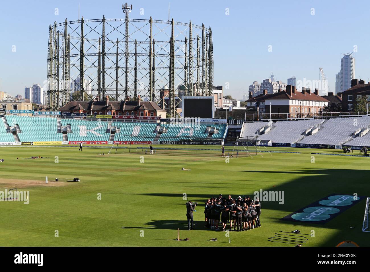 Surrey Spieler wackeln vor dem letzten Tag der nationalen Saison während Surrey CCC gegen Essex CCC, Specsavers County Championship Division 1 Cricket A Stockfoto