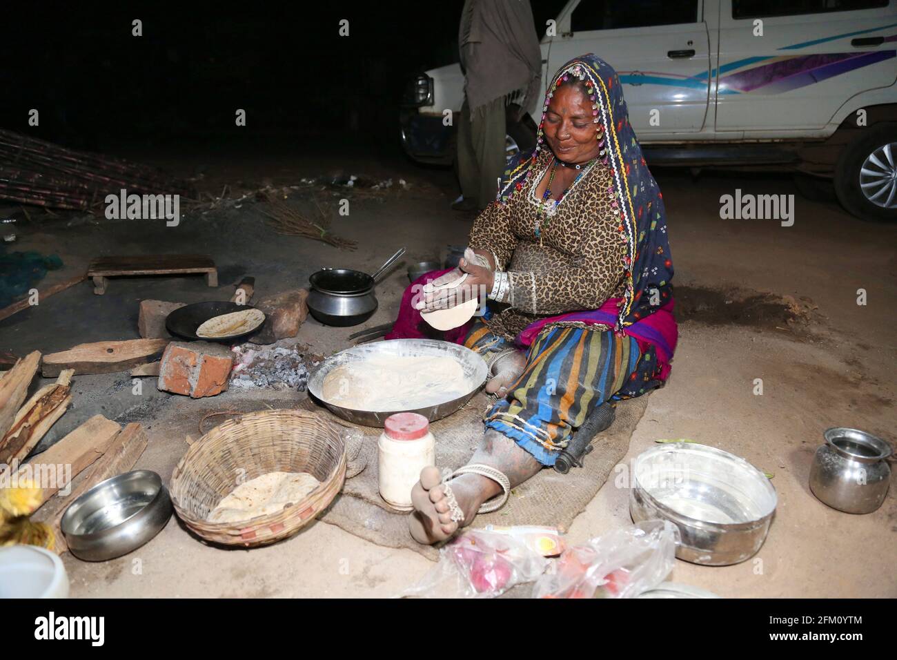 Lohar Gemeinschaft alte Frau kocht Essen auf Araku Nachtmarkt, Andhra Pradesh, Indien Stockfoto