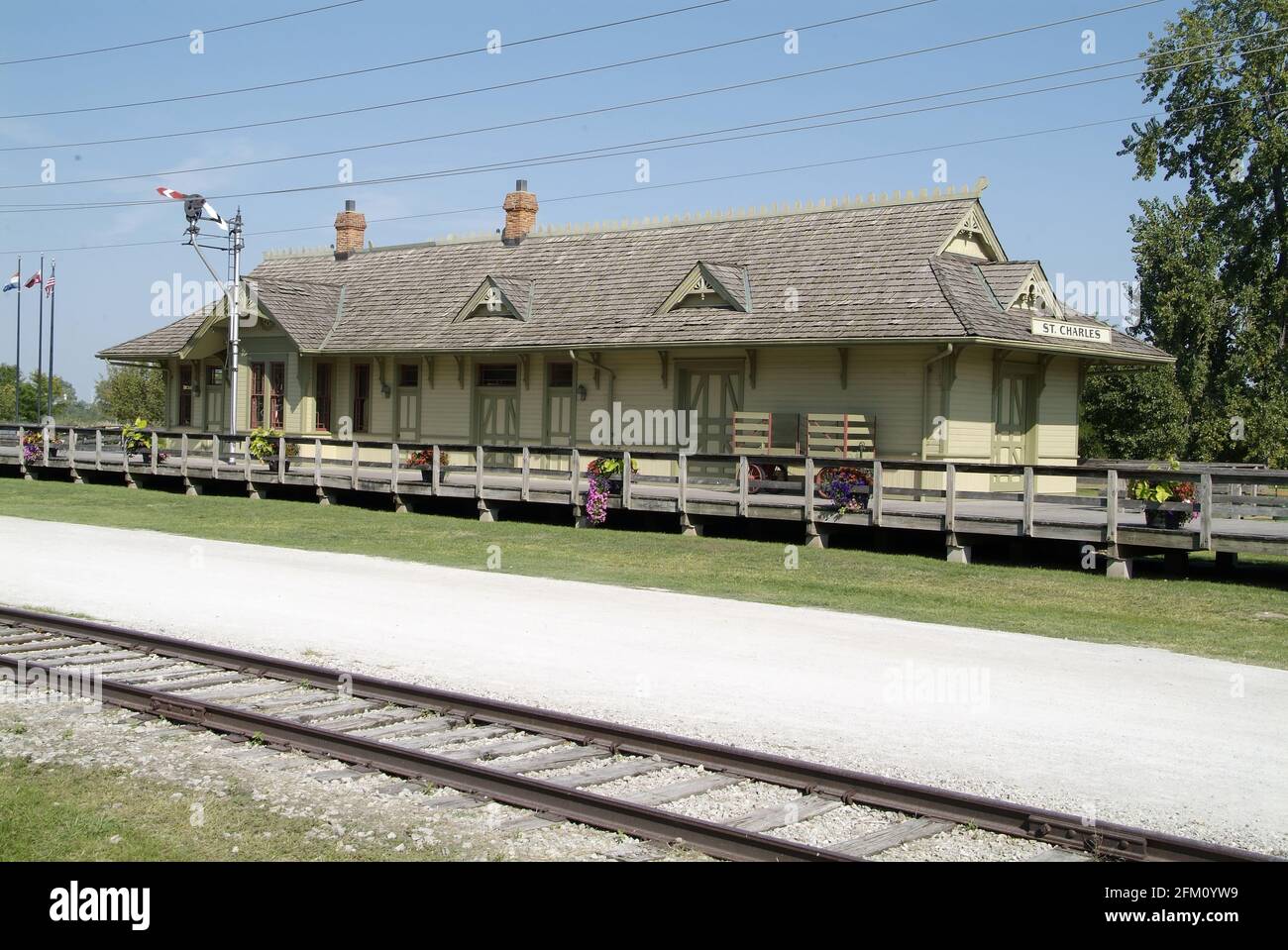 ST. CHARLES, VEREINIGTE STAATEN - Sep 18, 2007: Ein Blick auf die Eisenbahnschienen und das historische Katy Depot in St. Charles, Missouri. Stockfoto