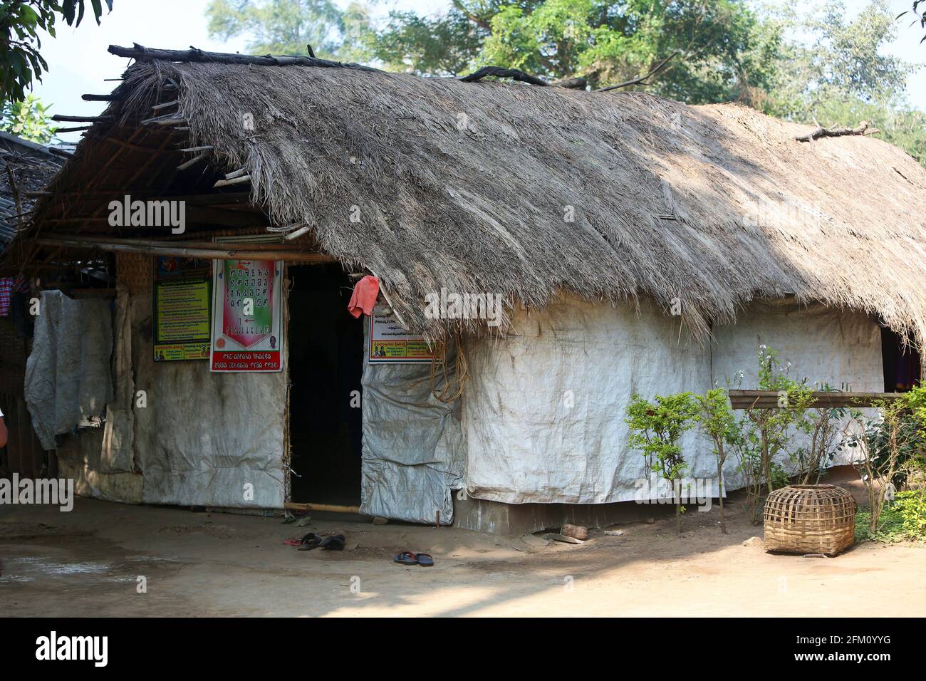 Traditionelle Stammeshütte im Dorf Sativada im Bezirk Srikakulam, Andhra Pradesh, Indien. SAVARA-STAMM Stockfoto