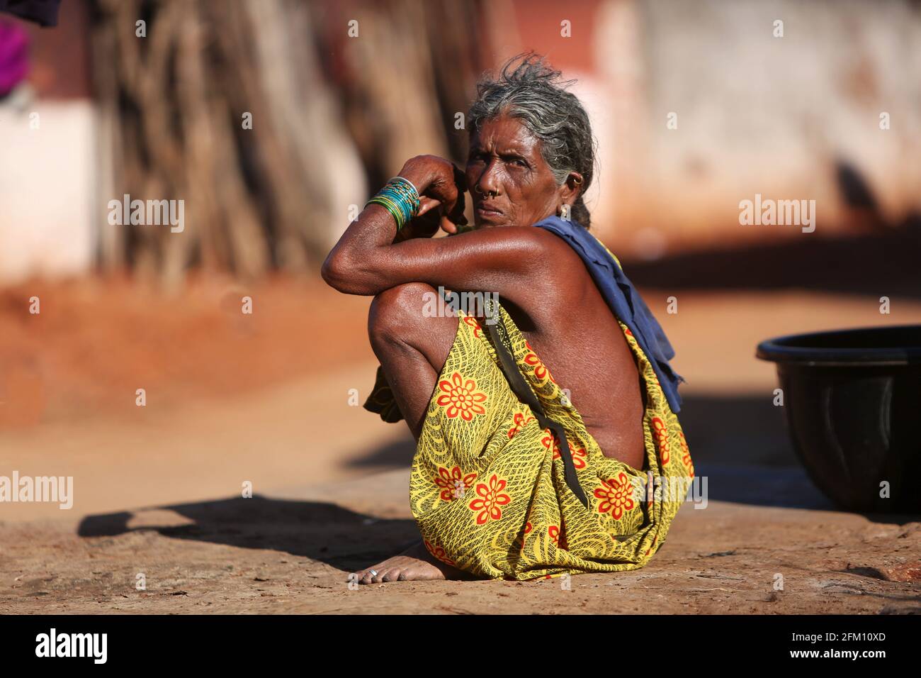 Alte Stammesfrau im Dorf Hattaguda, Andhra Pradesh, Indien. BHAKTA-STAMM Stockfoto