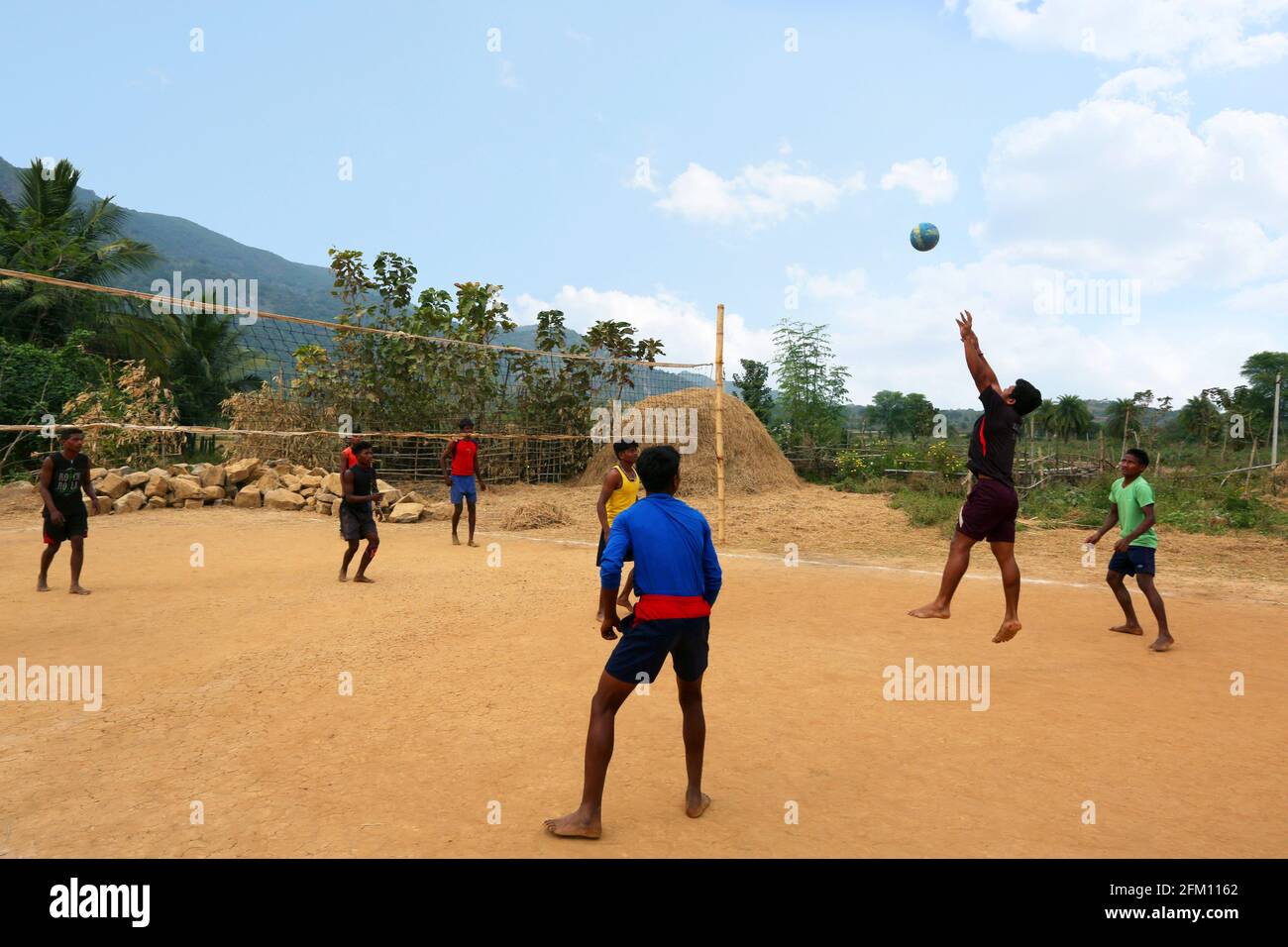 Tribal-Jugendliche spielen Volleyball im Dorf Nalraigoda, Andhra Pradesh, Indien. SAVARA-STAMM Stockfoto