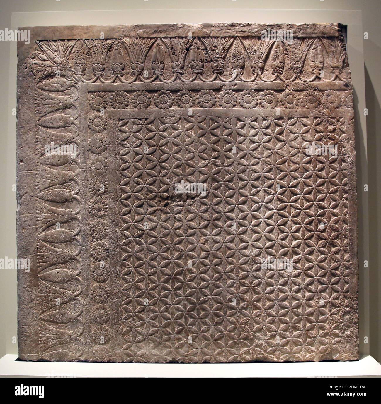 Geschnitzte Türstill. Nordpalast, Ninive, Irak. 645-640 V. CHR. Kalkstein. Neo-Assyrisches Reich. British Museum. London. Stockfoto