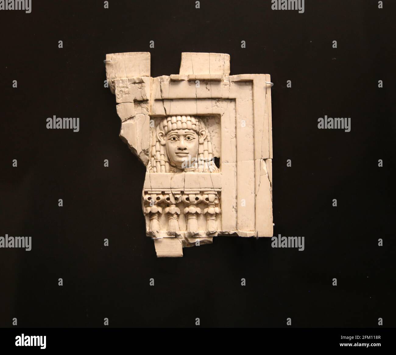 Frau am Fenster. Phönizischer Stil. Elfenbeintafel aus Nimrud, Irak. 900 V. CHR. British Museum. London. GRB. Stockfoto