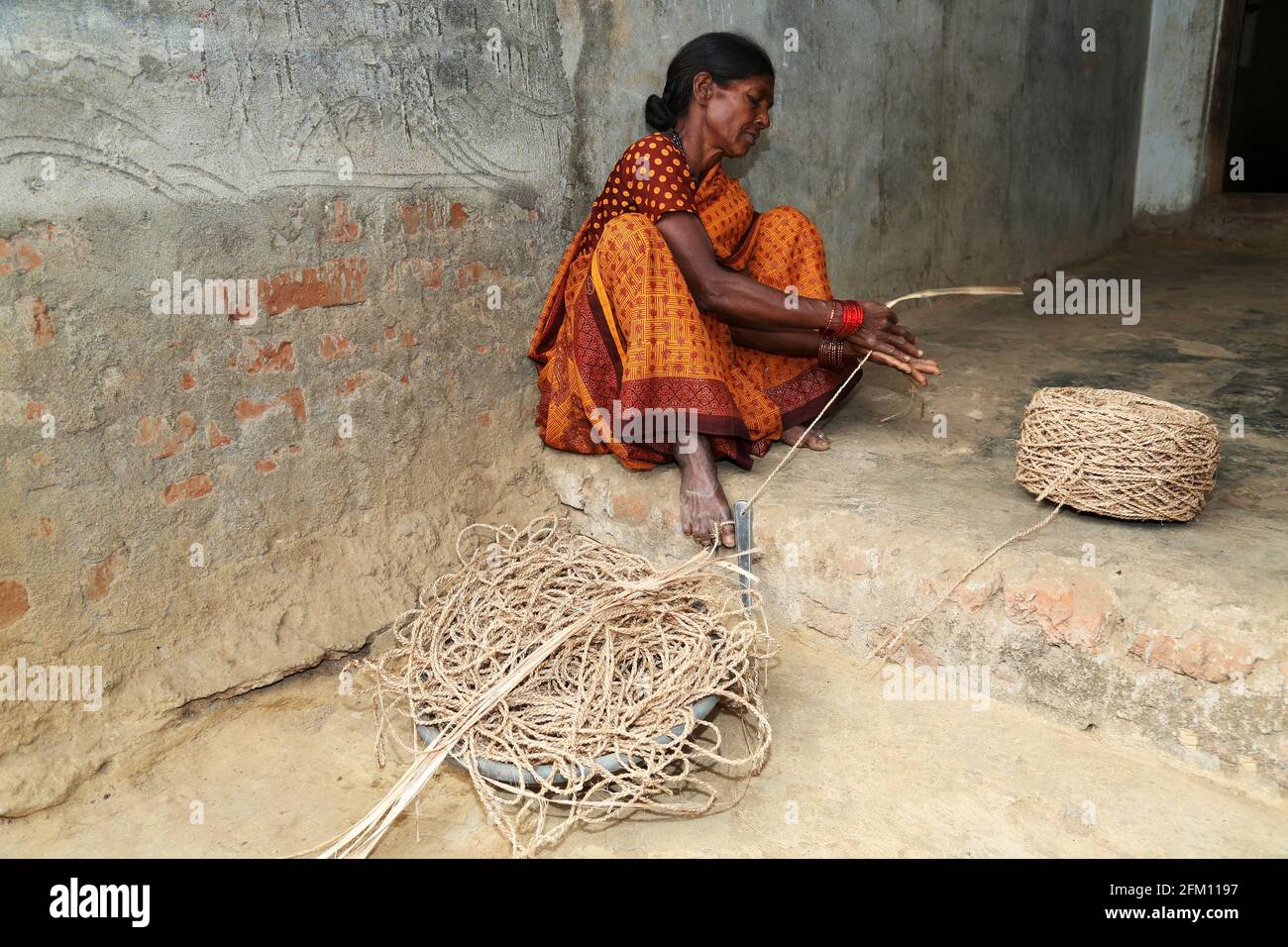 Stammesfrau, die im Dorf Nalraigoda, Andhra Pradesh, Indien, Seile für ihren Lebensunterhalt herstellte. SAVARA-STAMM Stockfoto