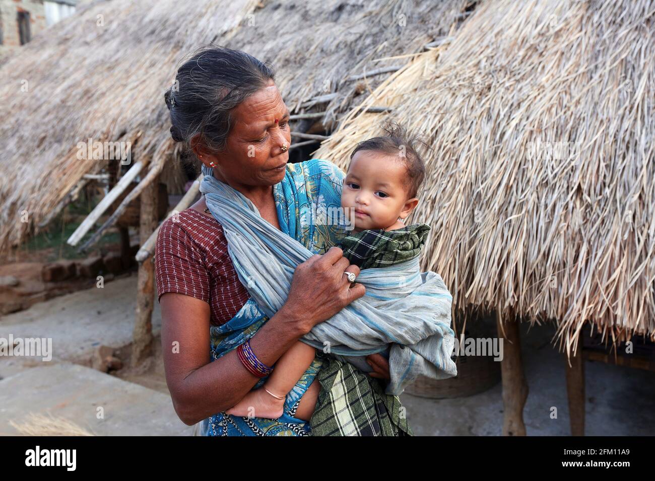 Stammesmutter und -Kind im Dorf Masaguda, Bezirk Srikakulam, Andhra Pradesh, Indien. SAVARA-STAMM Stockfoto