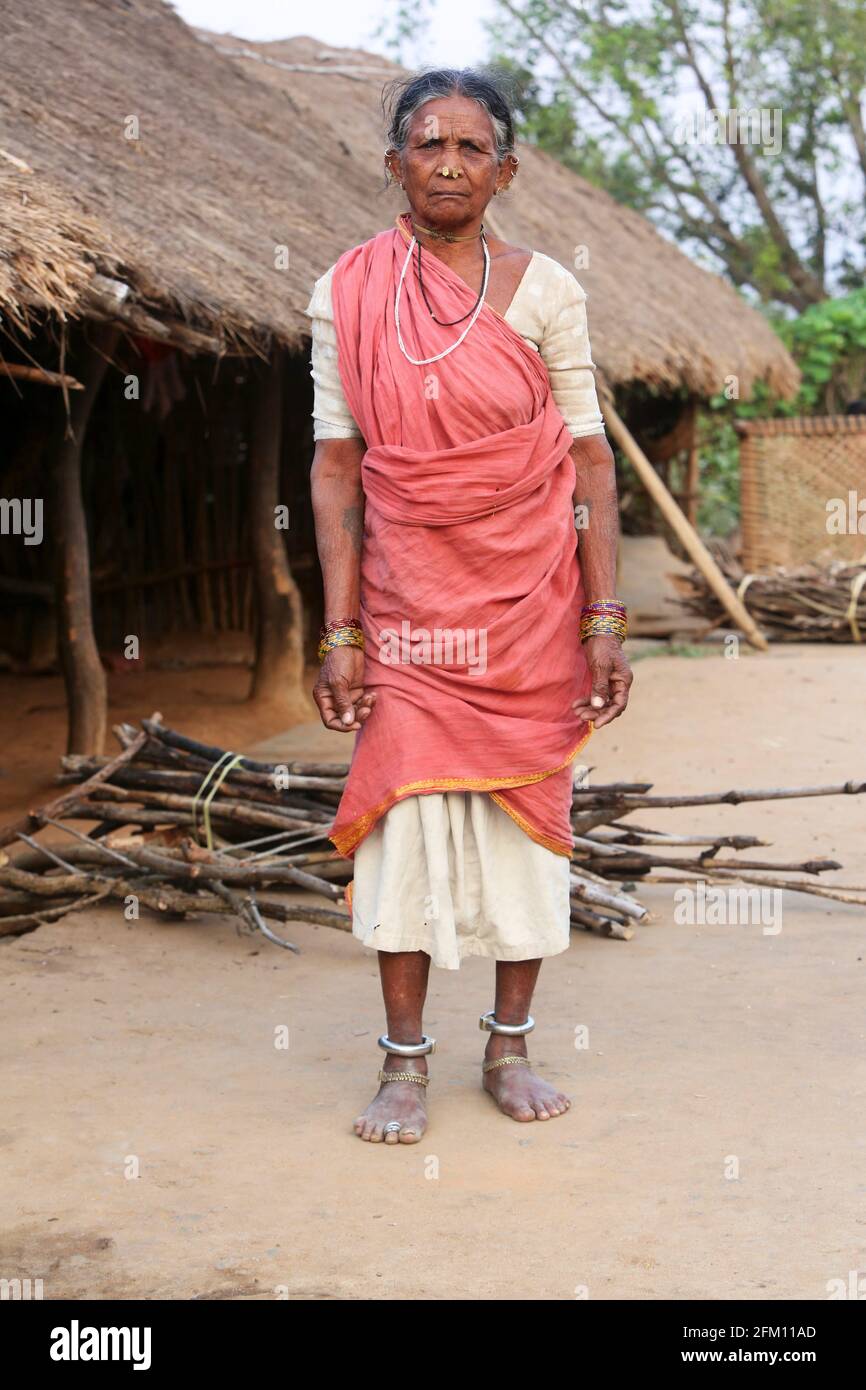 Alte Stammesfrau in ihrer traditionellen Kleidung im Dorf Masaguda, Bezirk Srikakulam, Andhra Pradesh, Indien. SAVARA-STAMM Stockfoto