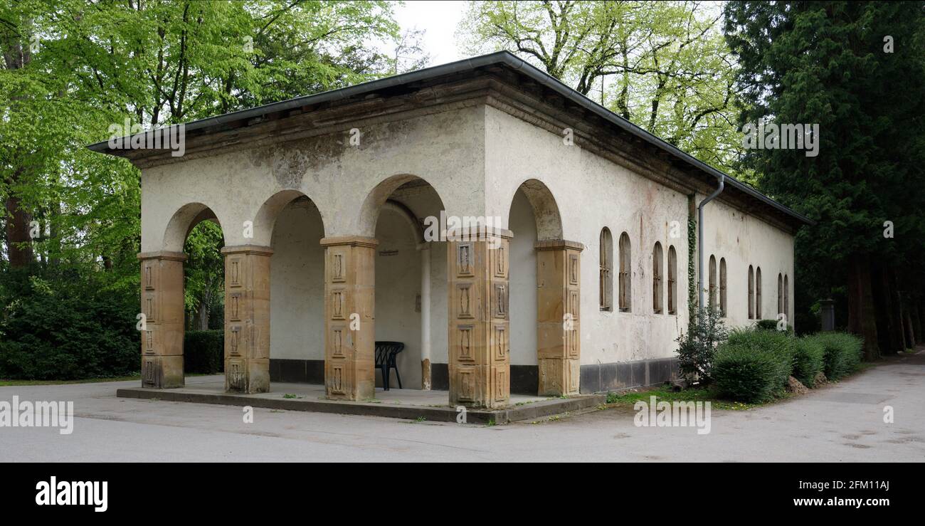 Köln, Deutschland - 03. Mai 2021: Die alte Trauerhalle von 1880/81 im neoromanischen Stil auf dem Melatenfriedhof Stockfoto