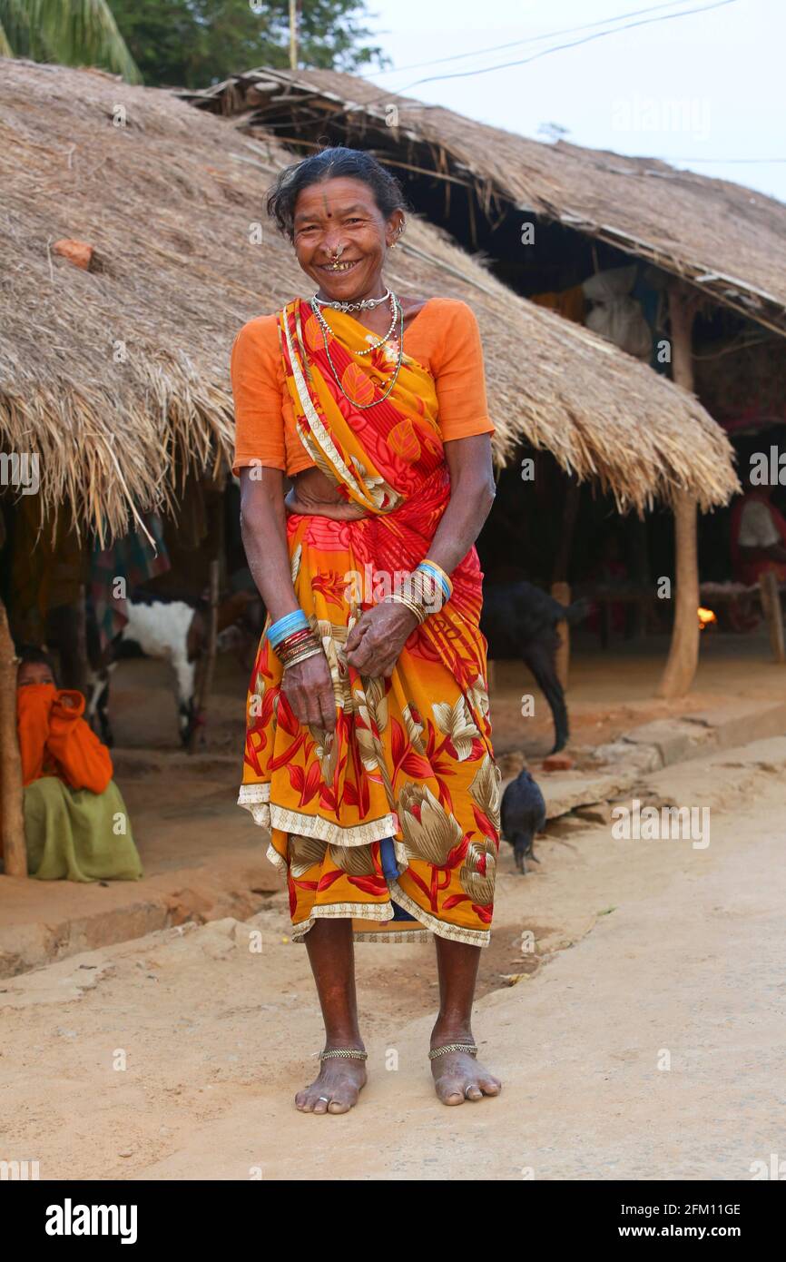 Alte Stammesfrau in ihrer traditionellen Kleidung im Dorf Masaguda, Bezirk Srikakulam, Andhra Pradesh, Indien. SAVARA-STAMM Stockfoto