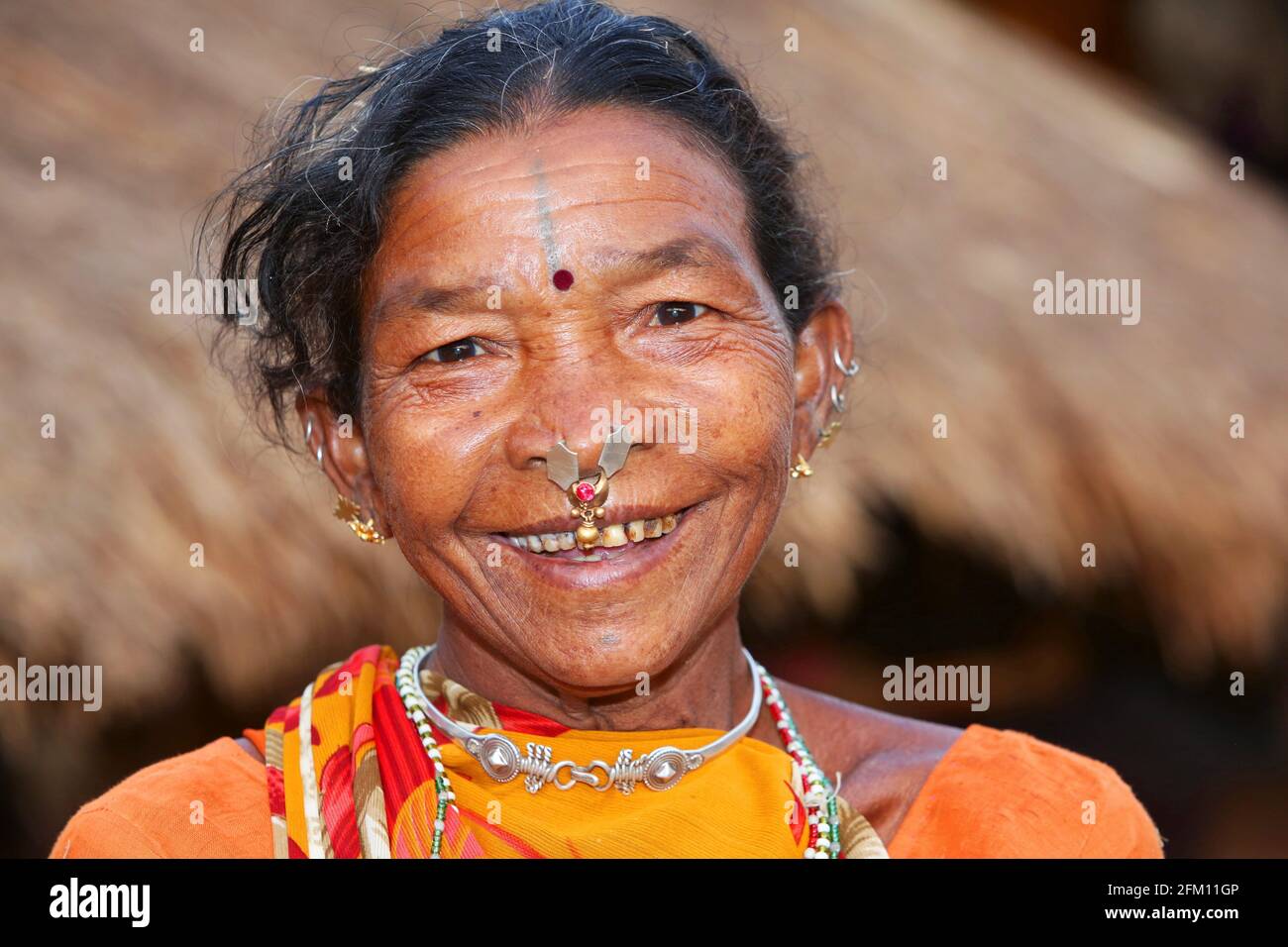 Alte Stammesfrau mit traditionellen Nasenringen im Dorf Masaguda, Bezirk Srikakulam, Andhra Pradesh, Indien. SAVARA-STAMM Stockfoto