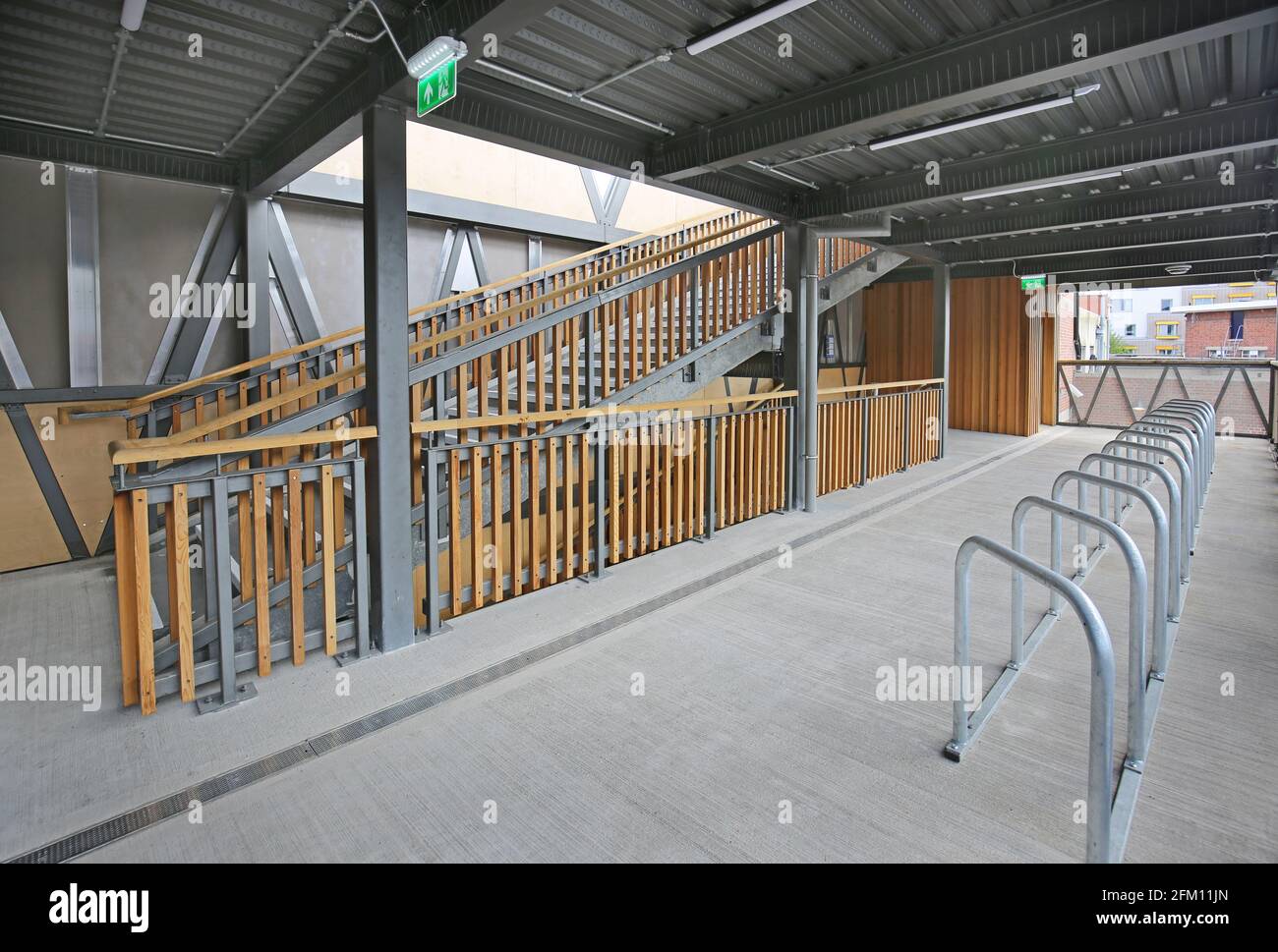 Innenraum des neuen, 3-stöckigen Fahrradknotenlagers Cycle Hub neben dem Bahnhof in Kingston upon Thames, London. Sarah Wigglesworth Architekten. Stockfoto