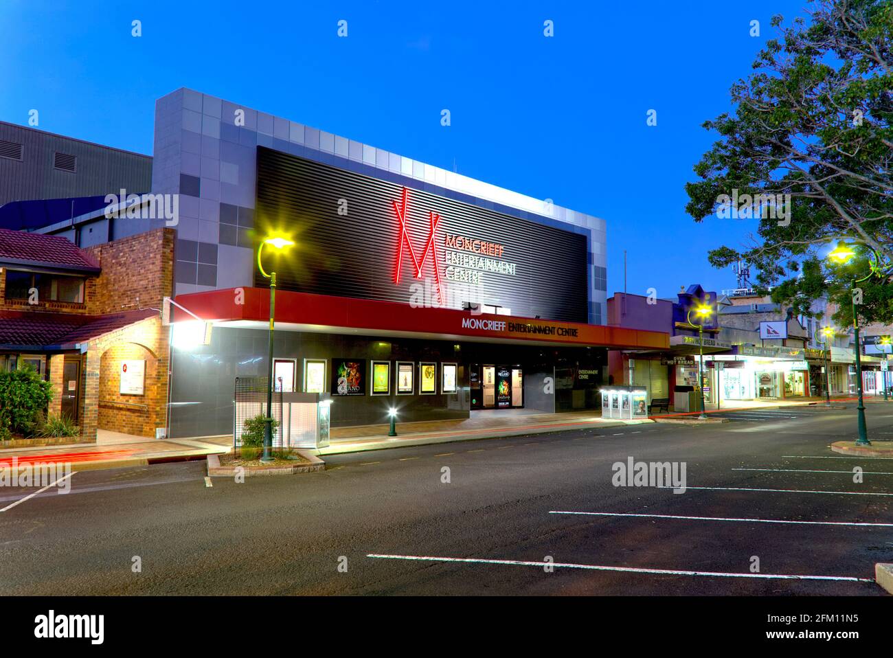 Das Moncrieff Entertainment Center ist nach „unserem frohen“ Gladys Moncrieff benannt, einem weltberühmten Musical-Star, der in Bundaberg geboren wurde. Bourbong Street Bu Stockfoto