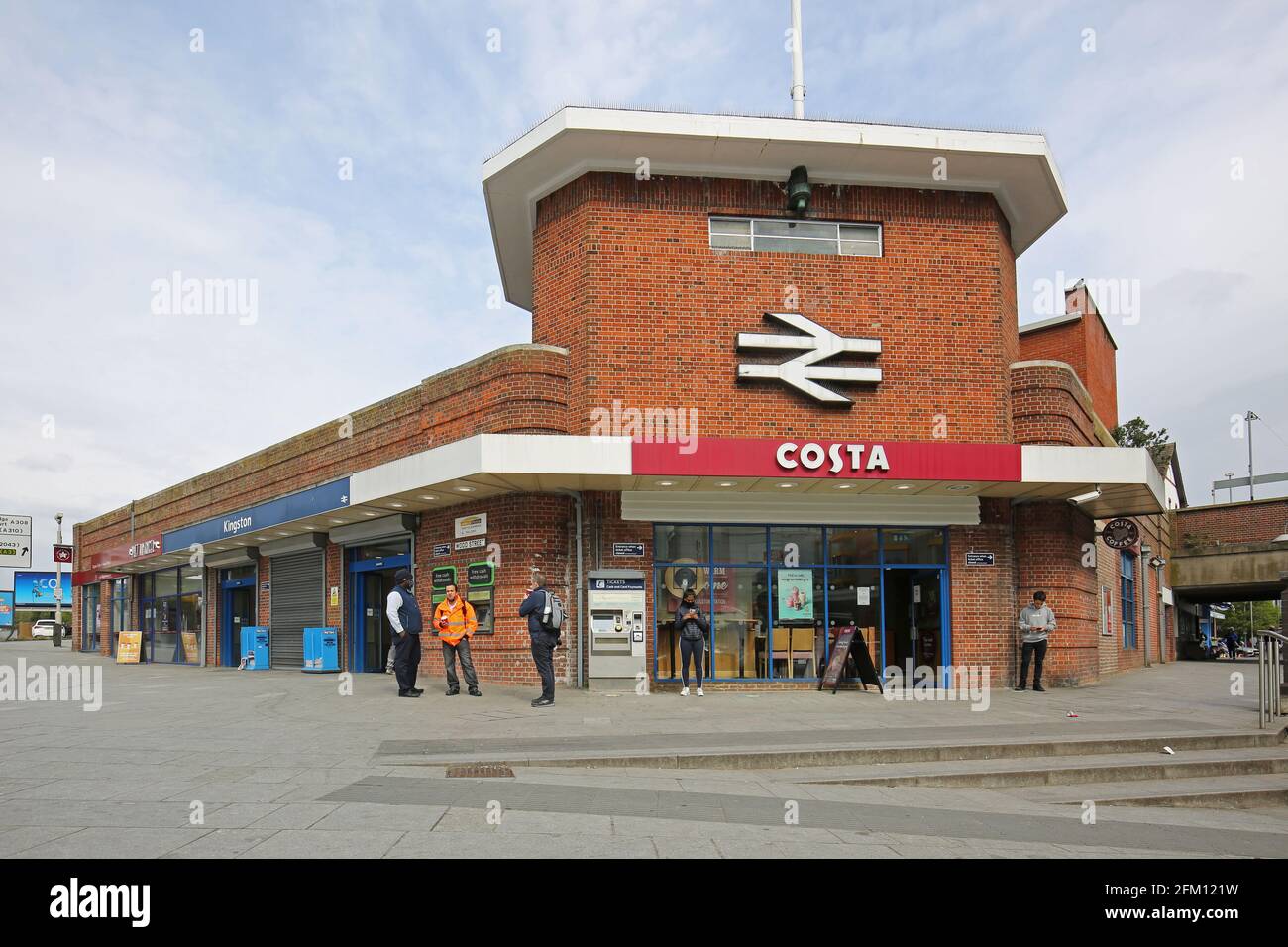 Außenansicht des Bahnhofs Kingston, London, Großbritannien. Zeigt den Haupteingang auf der Wood Street. Stockfoto