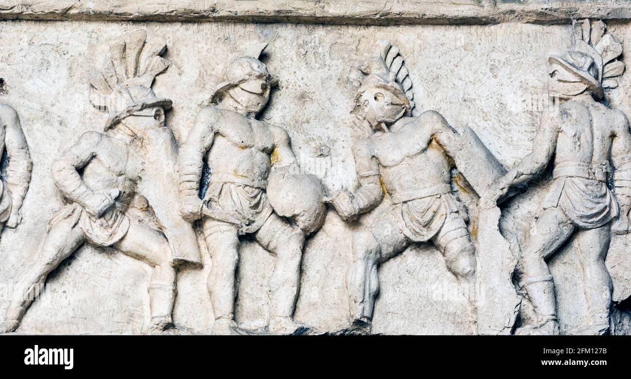 Rom, Italien. Bas Relief im Kolosseum der Gladiatorenkämpfe. Das historische Zentrum von Rom ist ein UNESCO-Weltkulturerbe. Stockfoto