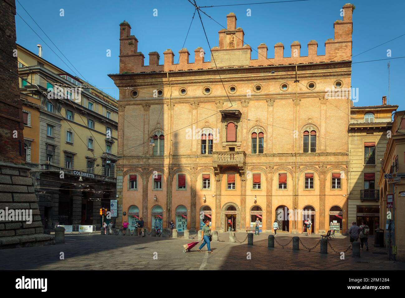 Bologna, Emilia-Romagna, Italien. Piazza di Porto Ravegnana. Das Hauptgebäude auf dem Bild beherbergt den bekannten Buchladen La Feltrinelli. Stockfoto