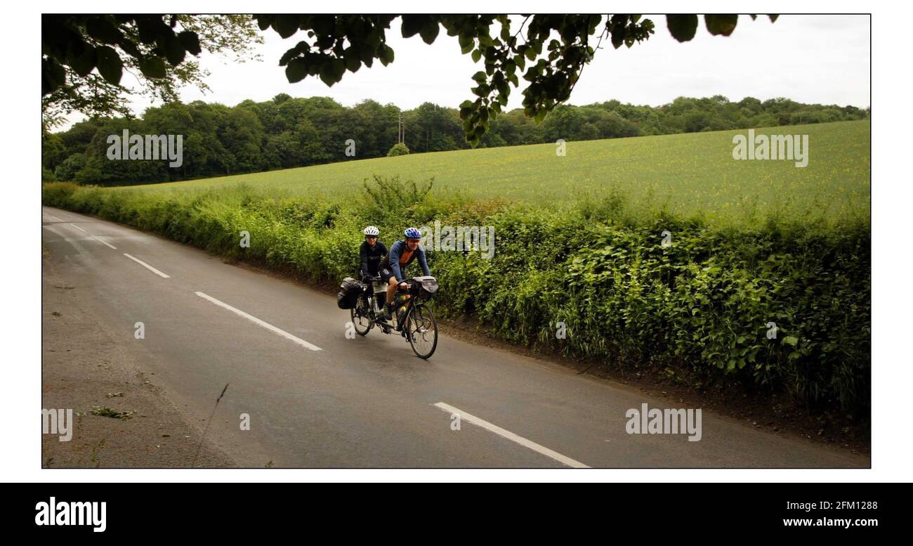 Jane Tomlinson Reiten von Rom nach Leeds, um Geld für ihre Wohltätigkeitskampagne zu sammeln. Mit ihr ist Luke Goward ihr Bruder auf der Straße zwischen Marlow und Watlington.pic David Sandison 3/6/2004 Stockfoto