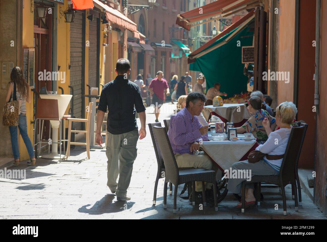 Bologna, Emilia-Romagna, Italien. Essen gehen auf der Via Pescherie Vecchie. Stockfoto