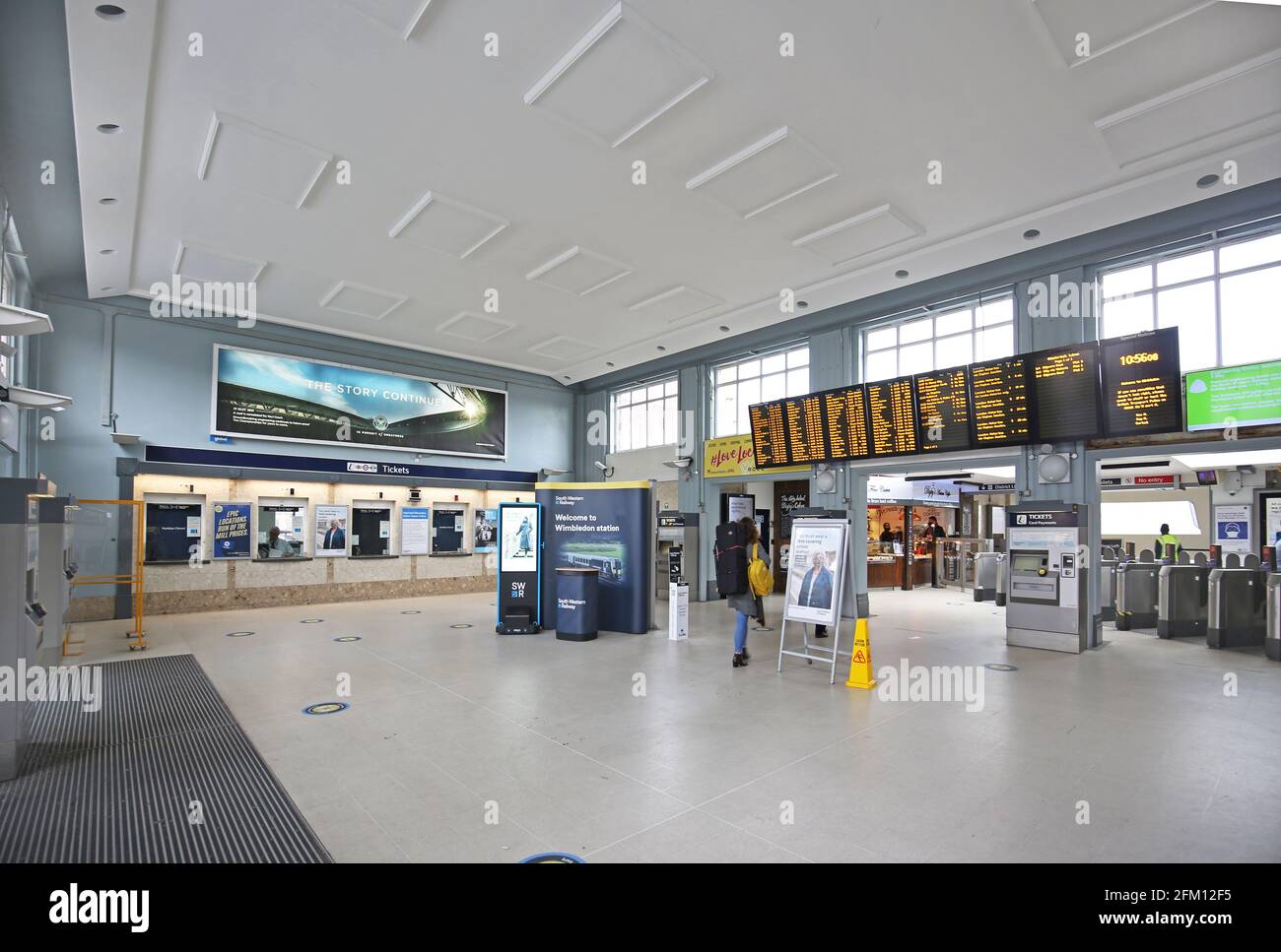 Haupttickethalle am Bahnhof Wimbledon, London, Großbritannien. Zeigt Ticketschalter und Abflugtafel. Stockfoto
