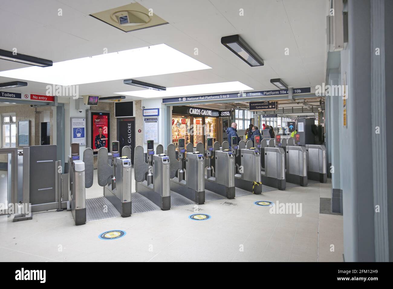 Automatische Schranken am Bahnhof Wimbledon, London, Großbritannien. Diese akzeptieren jetzt Tickets, Oyster Cards, Kredit- und Debitkarten. Stockfoto