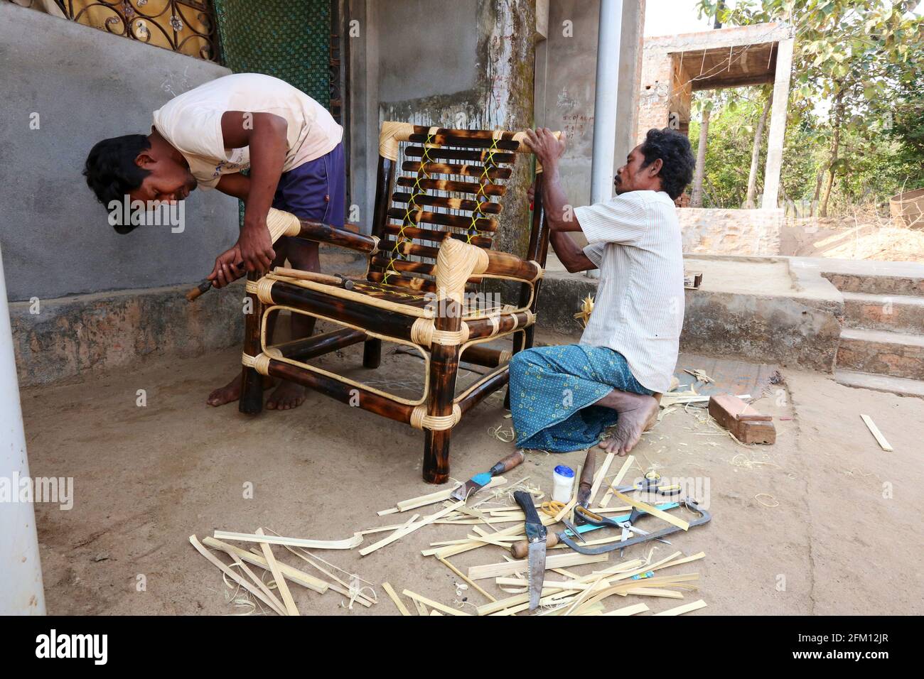 Jatapu Stammeskünstler beschäftigen sich mit der Herstellung von Bambusstuhl im Dorf Mekava in Seethampeta, Andhra Pradesh, Indien Stockfoto
