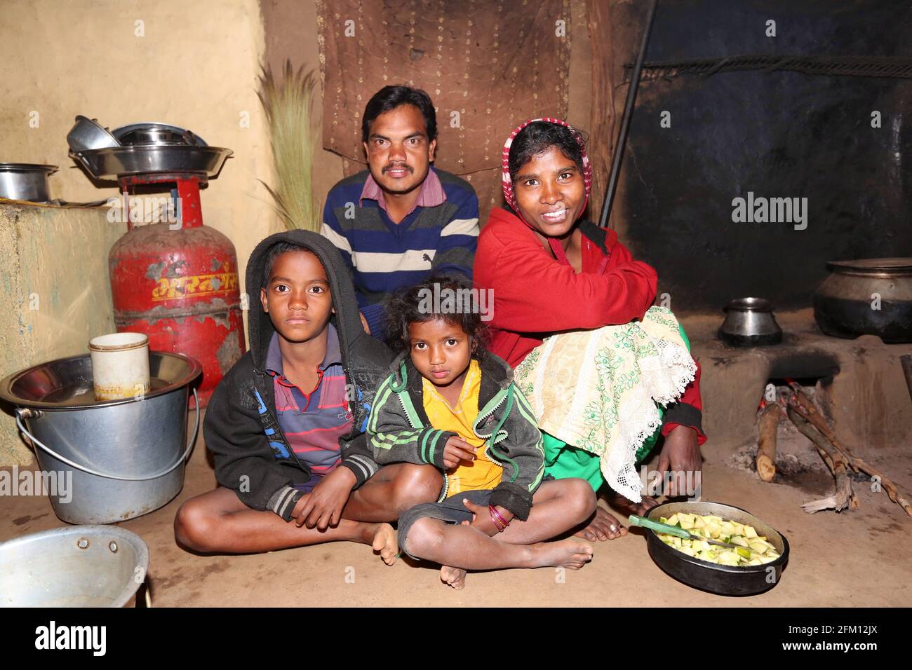 Stammesfamilie in Sai Nagar im Araku Valley, Andhra Pradesh, Indien. KONDHU-STAMM Stockfoto