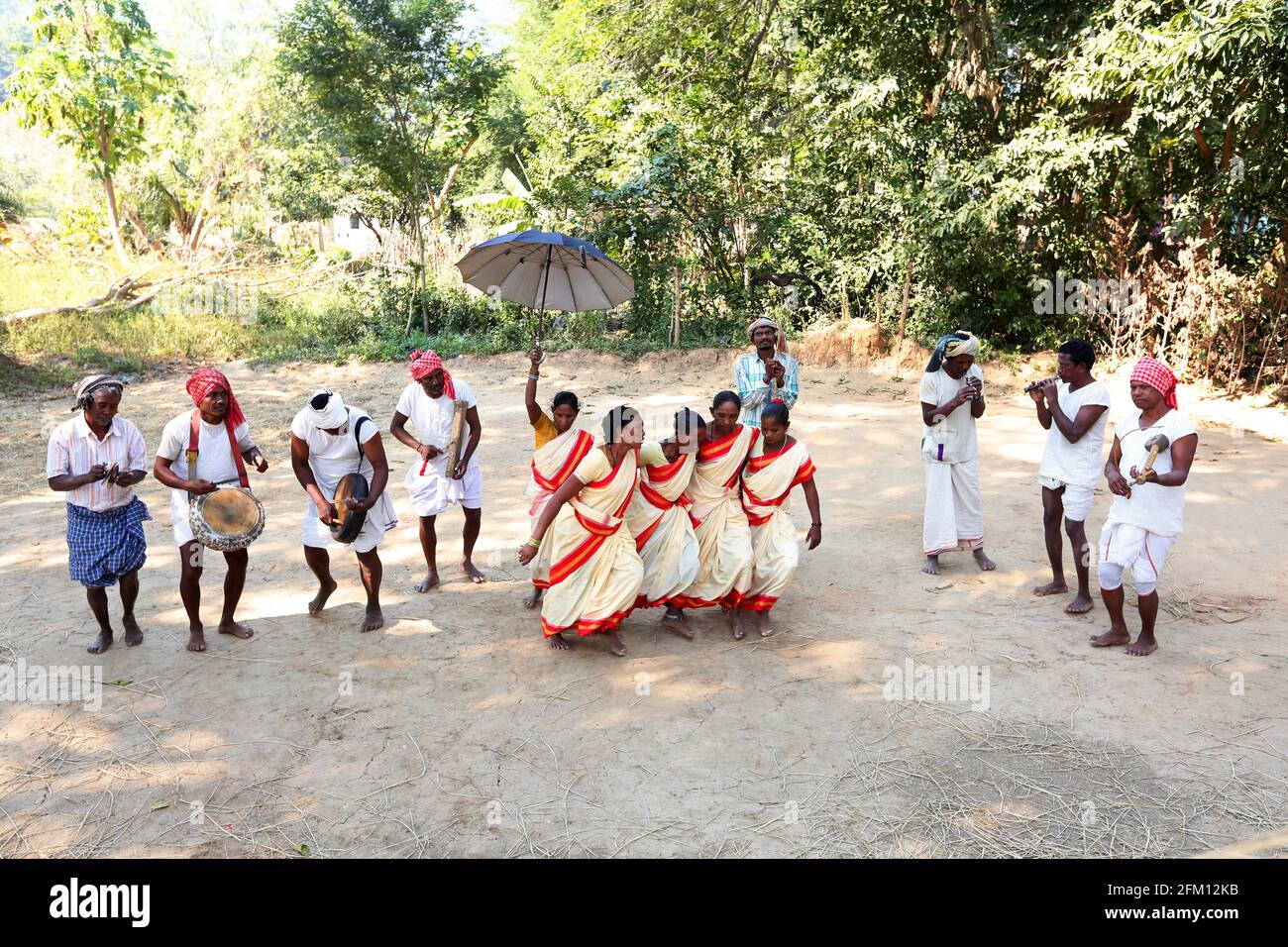 Traditioneller Tribal-Tanz, gedreht im Dorf Sannaiguda in Srikakulam Dist., Andhra Pradesh, Stamm der indischen SAVARA Stockfoto