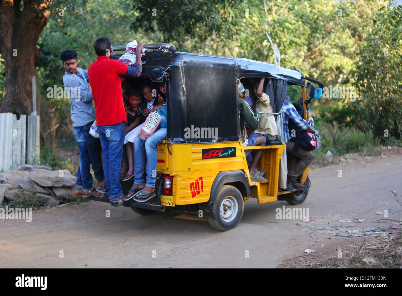 Männer, die in einem Auto mit öffentlichen Verkehrsmitteln im Dorf Chompi in Araku, Andhra Pradesh, Indien, sitzen. KONDA DORA STAMM Stockfoto