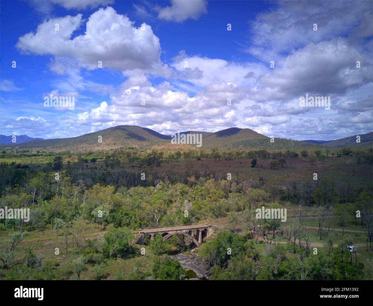 Luftaufnahme der Chowey Railway Bridge, die sich über Deep Creek erstreckt (1905) und nur eines von zwei seiner Art gefunden In Australien in der Nähe von Biggenden, Queensland, Austra Stockfoto