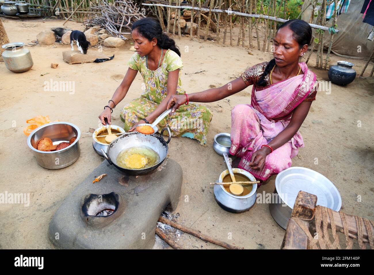 Stammesfrauen bereiten Popu-Süßigkeiten im Dorf Isukaguda, Bezirk Srikakulam, Andhra Pradesh, Indien, vor. KONDA SAVARA STAMM Stockfoto