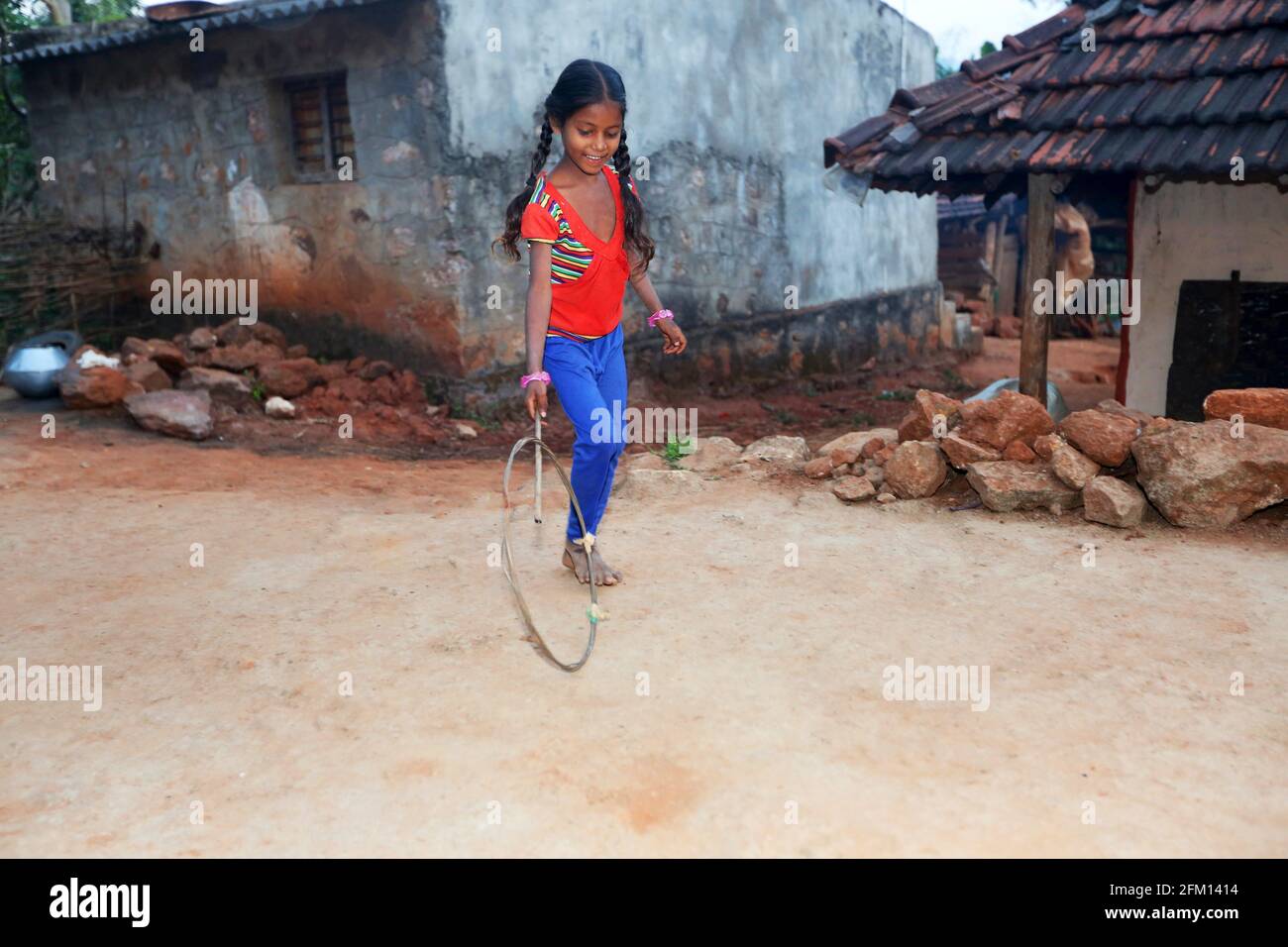 Mädchen Kind spielt im Dorf Gadhyaguda, Araku, Andhra Pradesh, Indien. PARANGIPERJA-STAMM Stockfoto