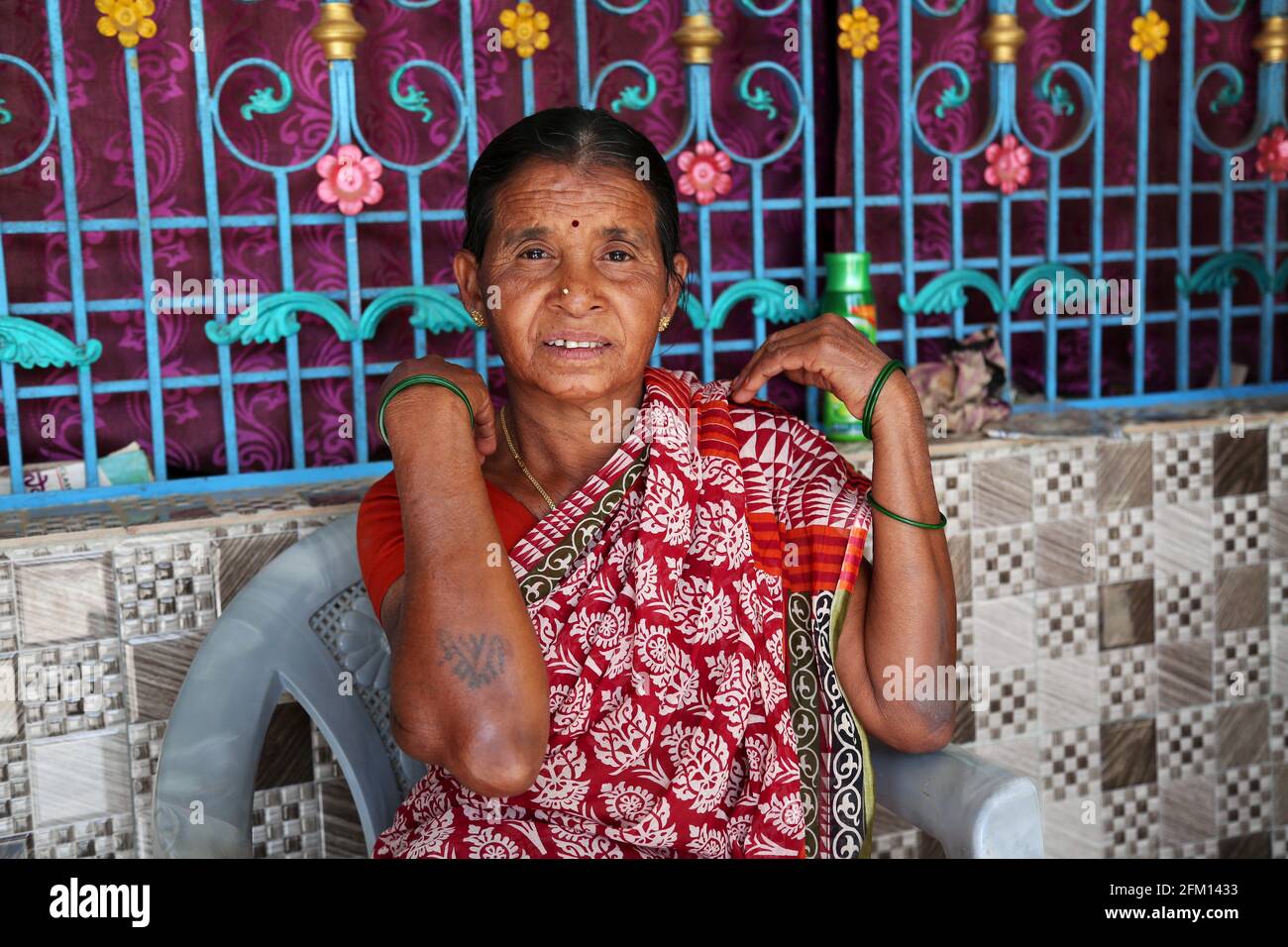 Die Stammesfrau VON KAPU SAVARA zeigt Tattoos im Dorf Chavitisidi, Bezirk Srikakulam, Andhra Pradesh, Indien Stockfoto