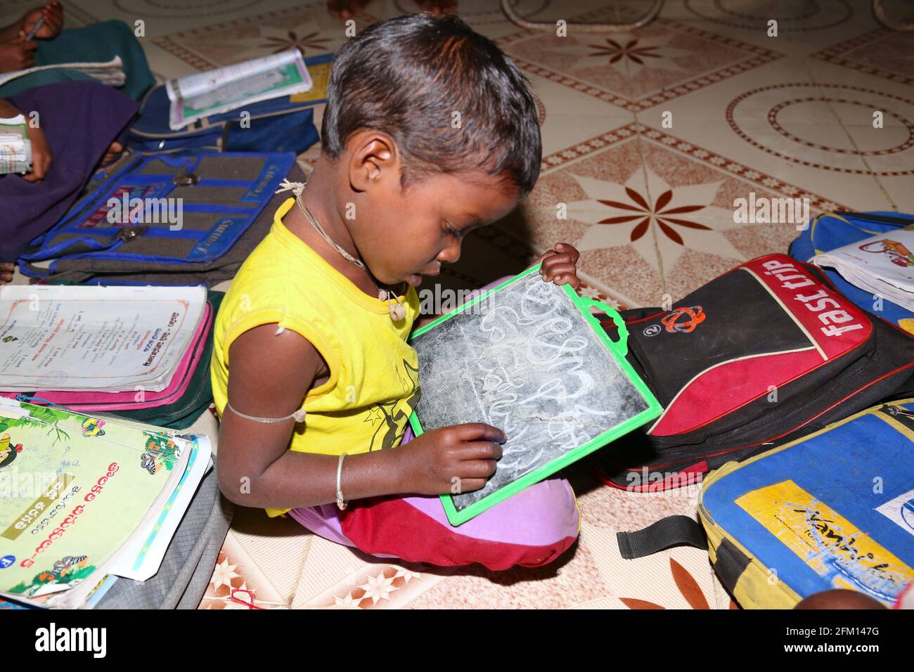 PARANGIPERJA TRIBE - Primary School Children Studieren. Jakaravalasa Village, Araku, Andhra Pradesh, Indien Stockfoto