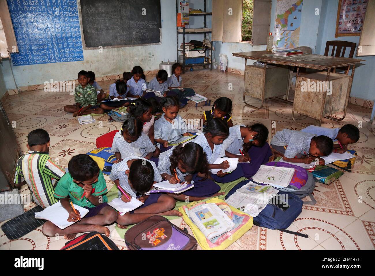 PARANGIPERJA STAMM- Grundschule Kinder studieren. Jakaravalasa Village, Araku, Andhra Pradesh, Indien Stockfoto