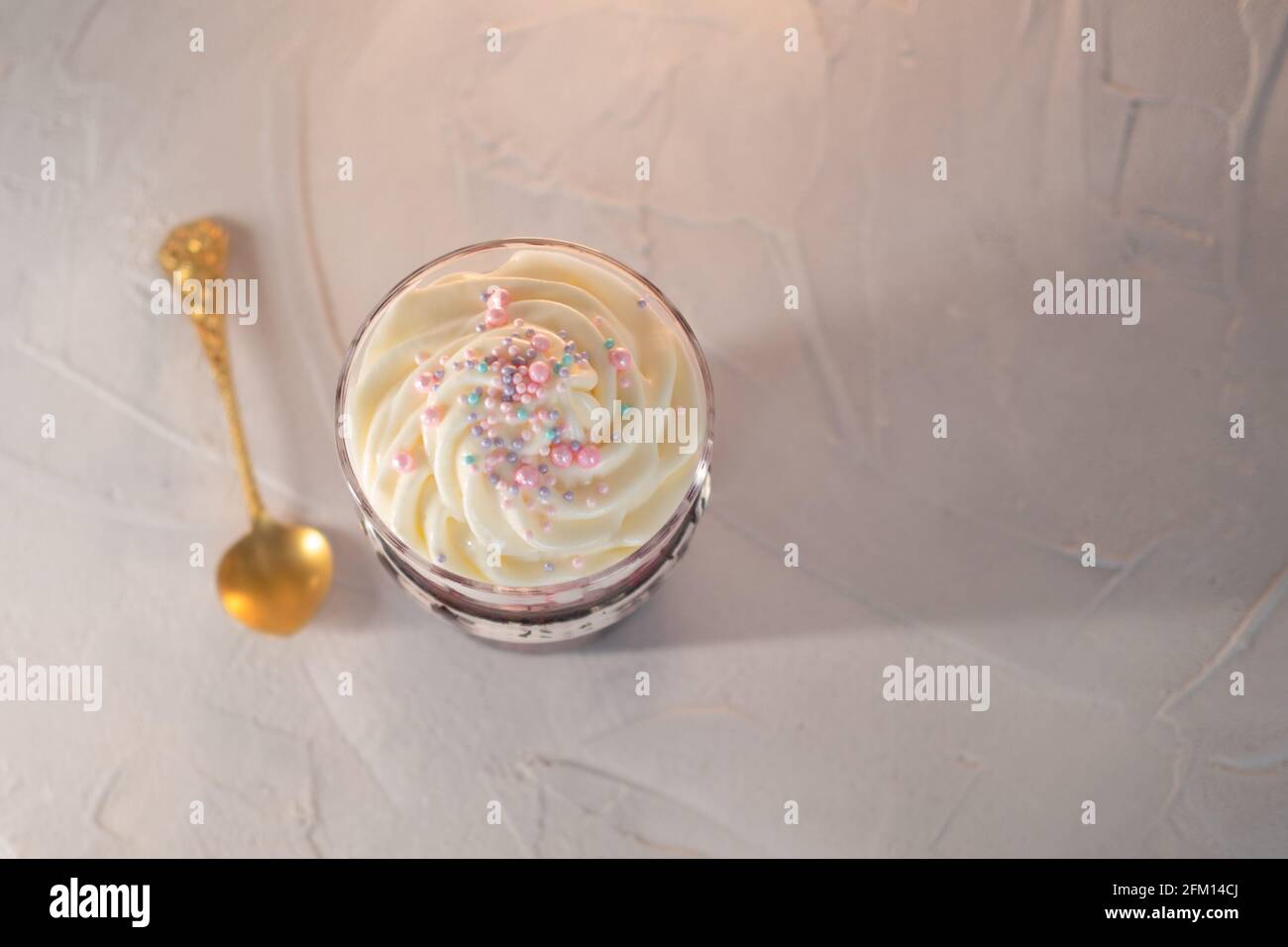 Kirsche Kleinigkeiten, Dessert in einem Glas, Kuchen, Beere und Mascapon Creme, Creme ist oben dekoriert, Draufsicht. Stockfoto