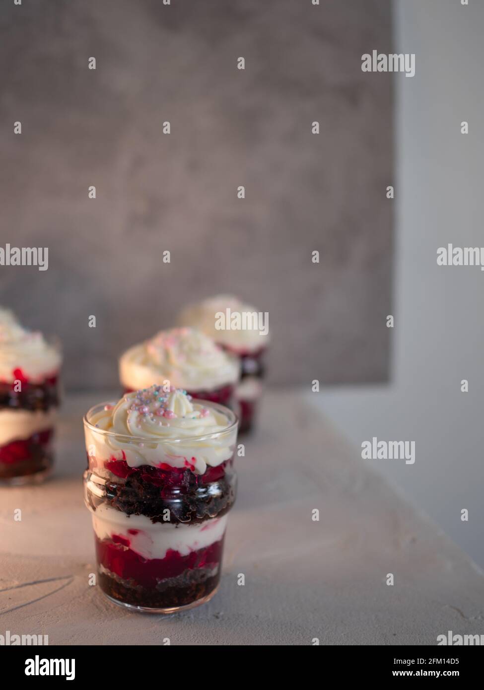 Kirsche Kleinigkeiten, Dessert in einem Glas, Kuchen, Beere und Mascapon Creme, Creme ist auf der Oberseite dekoriert. Stockfoto
